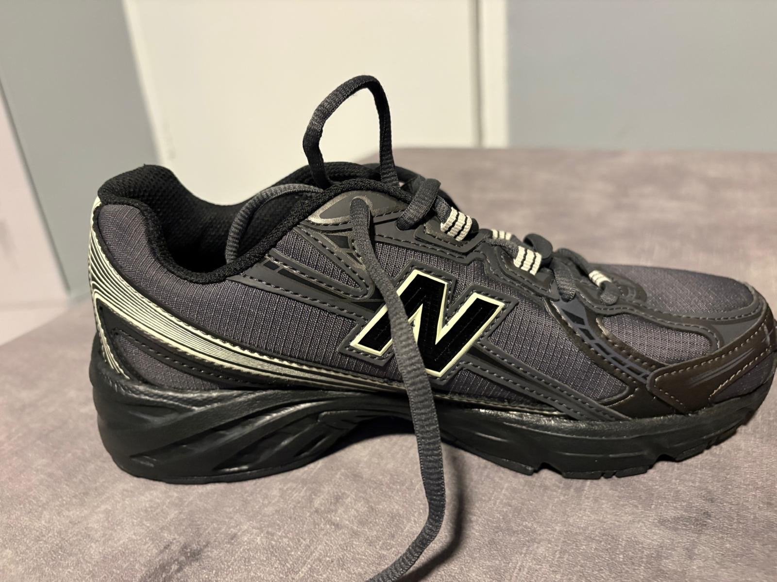 New Balance en nike, Ophalen, Nieuw, Sneakers of Gympen, Grijs