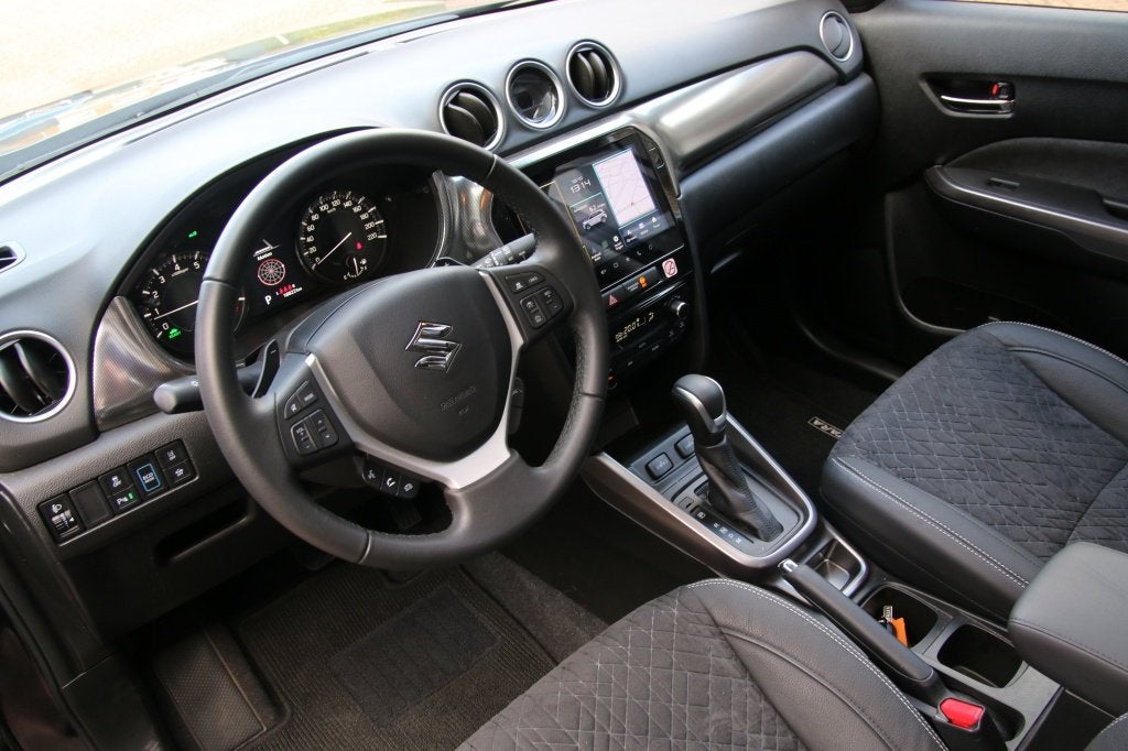 Suzuki Vitara 1.5 Hybrid Style (bj 2025, automaat), Auto's, Gebruikt, Zwart, 4 cilinders, Zwart