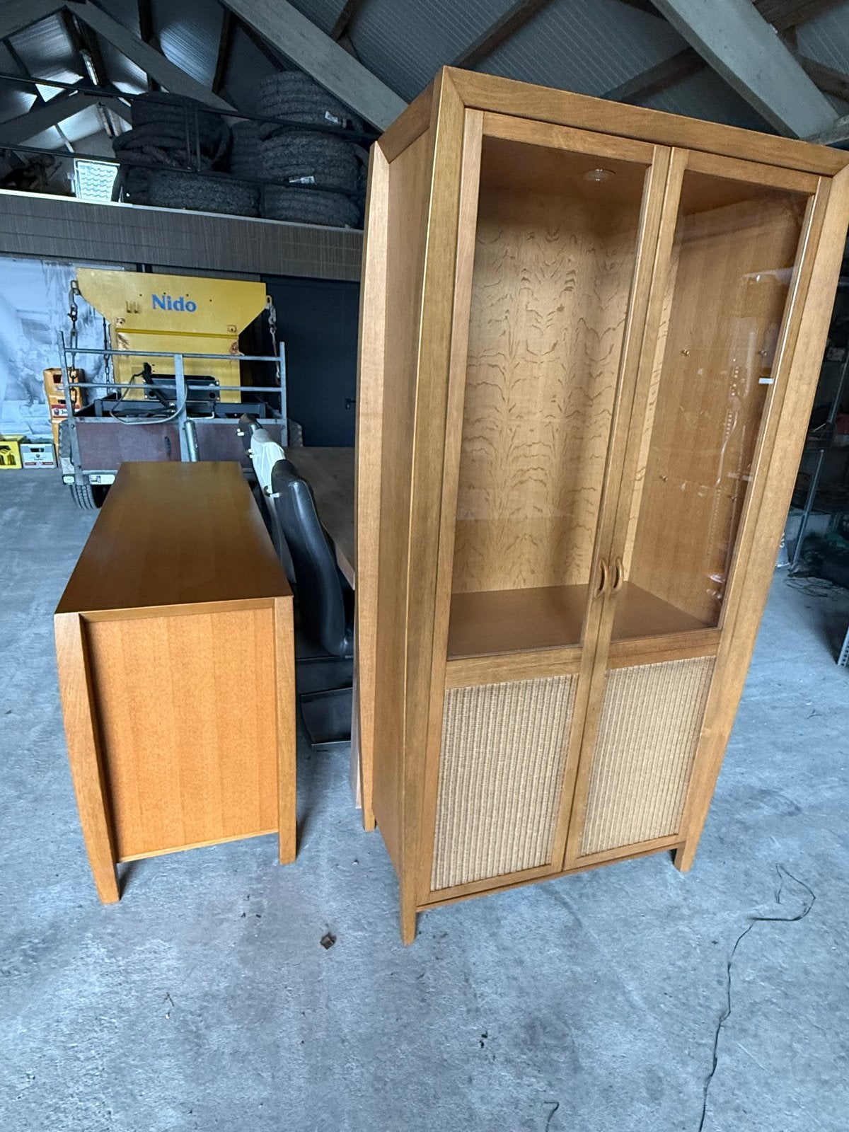 Houten vitrinekast en dressoir met rotan details, Huis en Inrichting, Kasten | Dressoirs, Ophalen, Gebruikt, 100 tot 150 cm, Met lade(s)