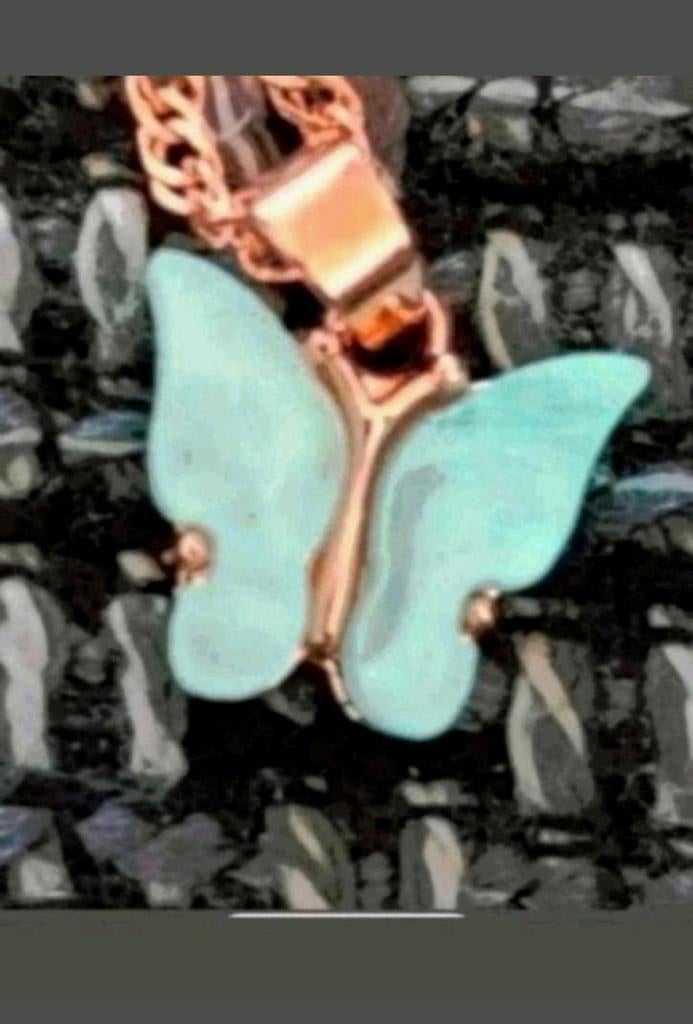 Ketting blauwe akoya parel steen vlinder, Verzenden, Nieuw, Goud, Met hanger