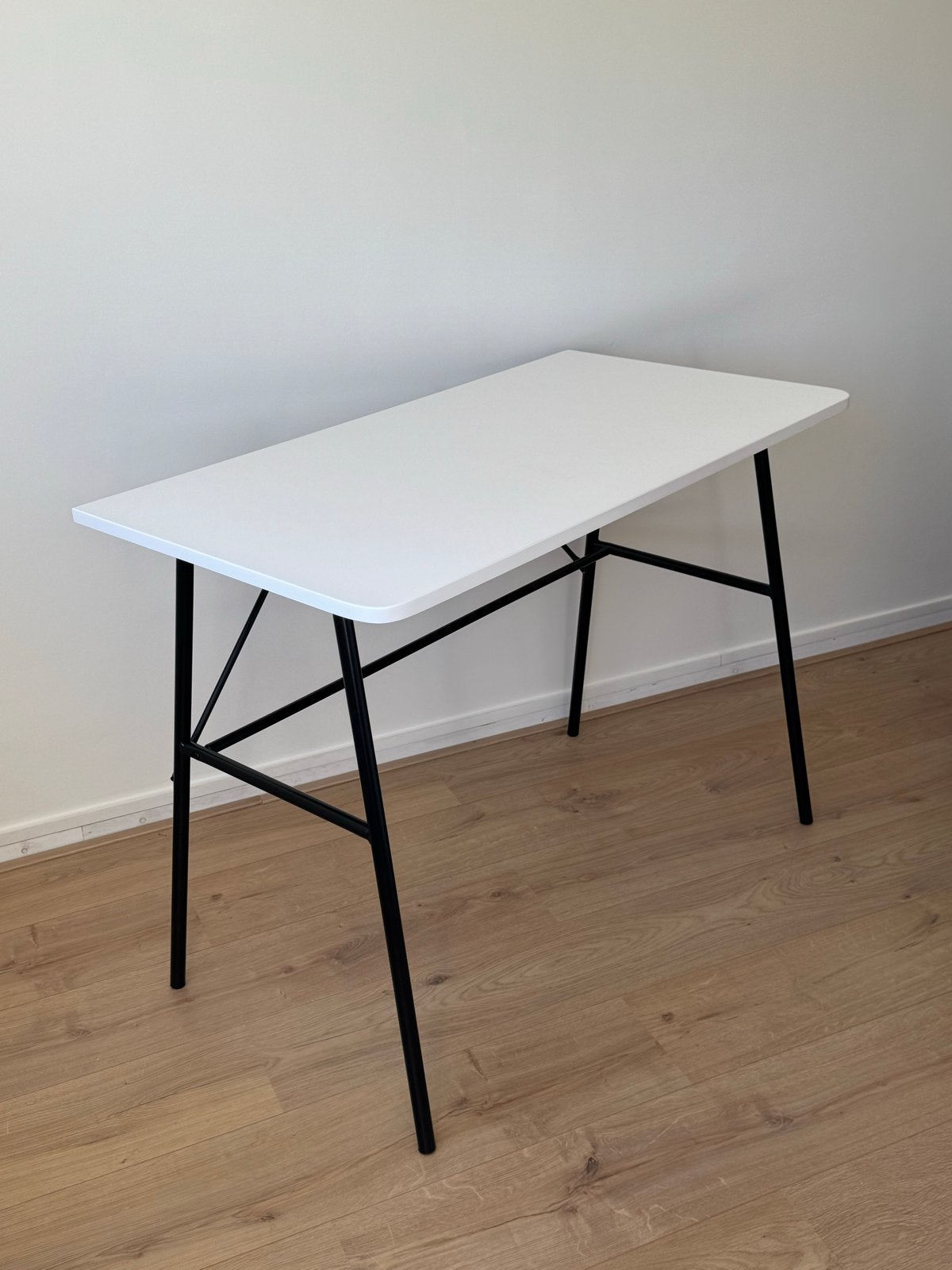 Wit bureau met metalen poten, Huis en Inrichting, Ophalen, 100 tot 150 cm, 50 tot 100 cm, Zo goed als nieuw