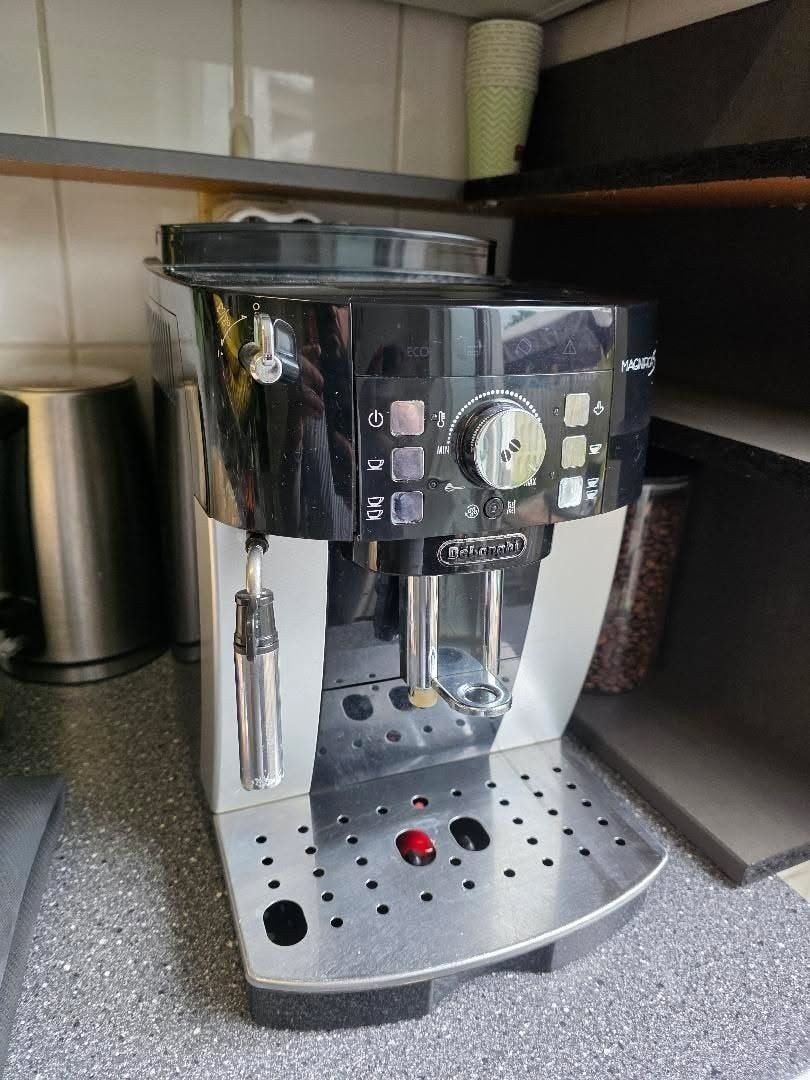 De'Longhi Magnifica S 21.117.B volautomatische espressom, Witgoed en Apparatuur, Gebruikt, Espresso apparaat, Koffiebonen, 2 tot 4 kopjes