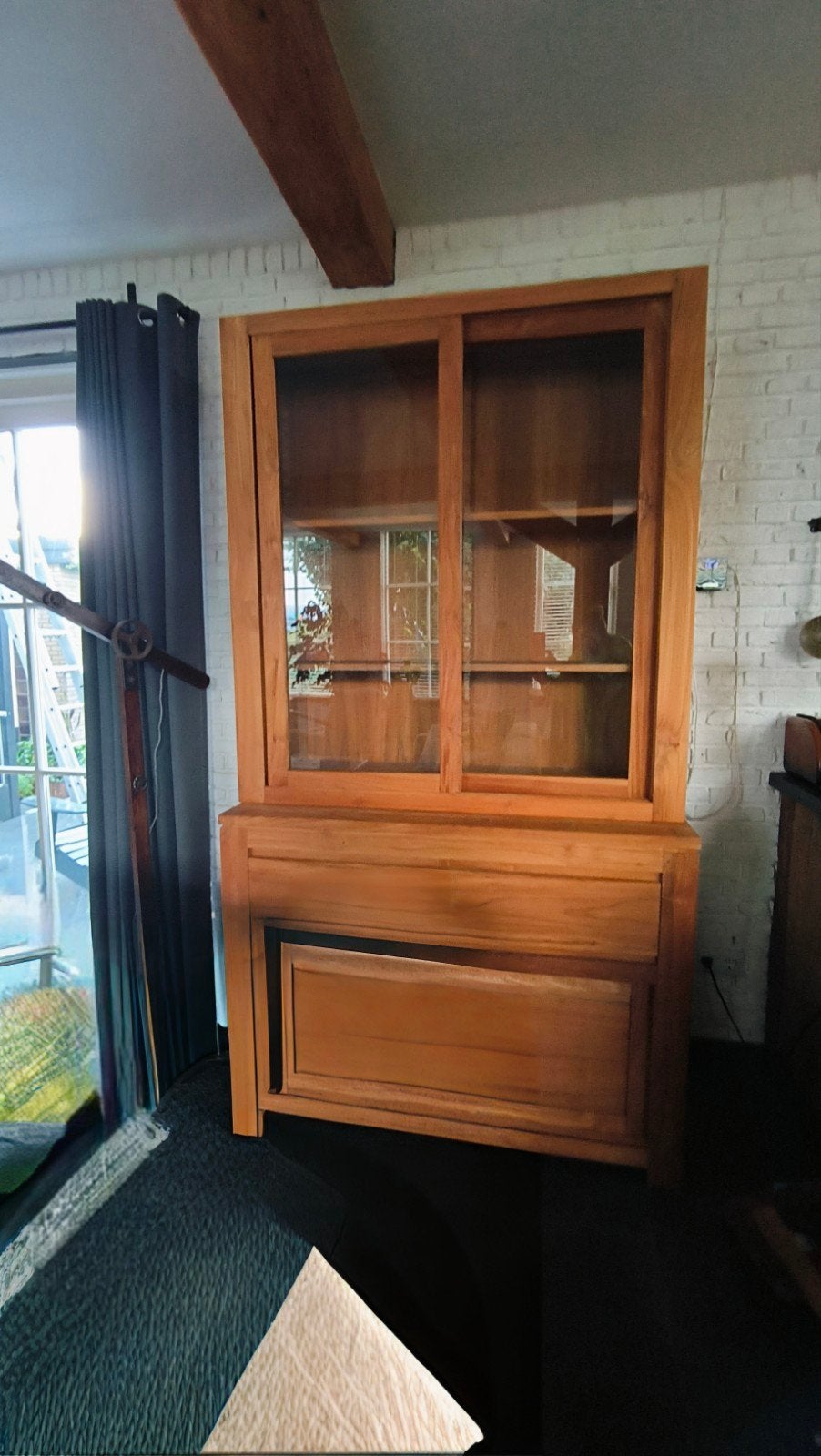 Teakhouten vitrinekast met lades en schuifdeuren, Huis en Inrichting, Ophalen, Gebruikt, 100 tot 150 cm, Met lade(s)