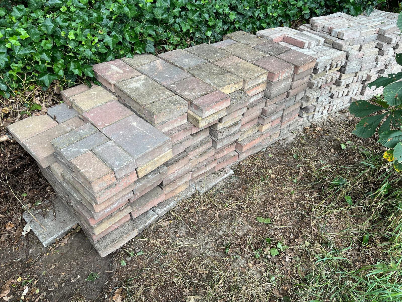 GRATIS Gemengde klinkers en kleine Waal steentjes 20-25 m2, Tuin en Terras, Overige materialen, Gebruikt, Klinkers, Ophalen of Verzenden
