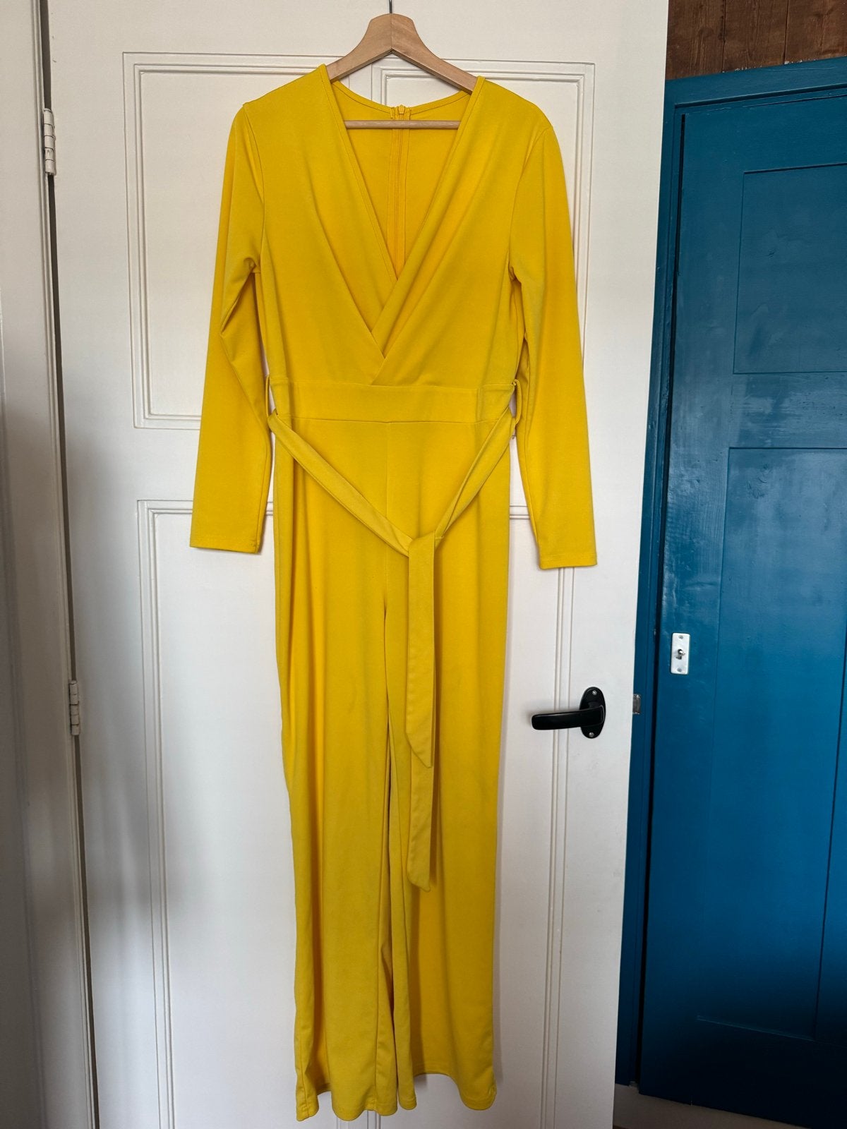 Felgele jumpsuit met wijde pijpen en ceintuur - XL (40), Kleding | Dames, Jumpsuits, Ophalen of Verzenden, Zo goed als nieuw, Maat 38/40 (M)
