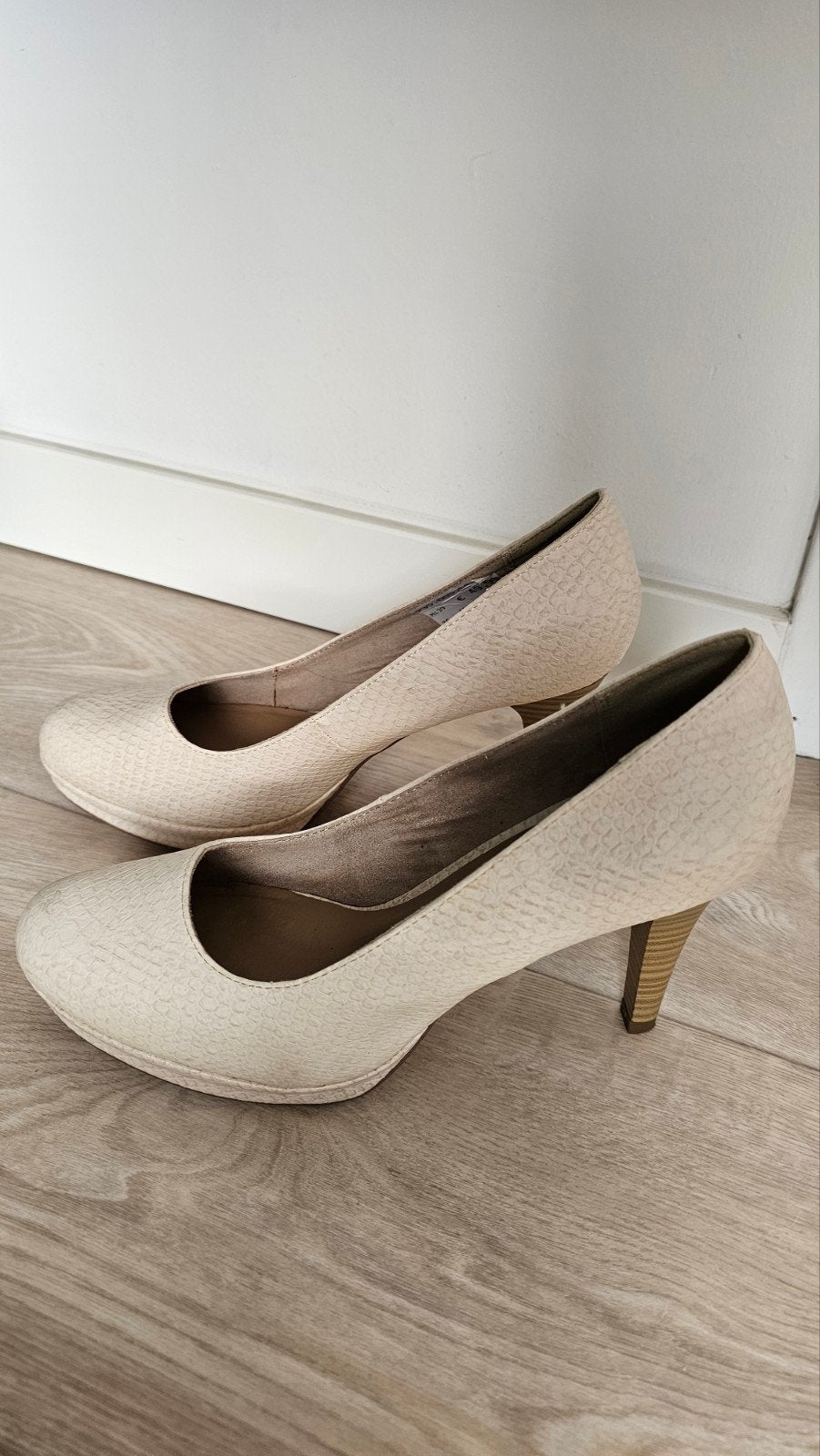 Tamaris nude/creme  pumps - maat 39 zgan, Tamaris, Pumps, Overige kleuren, Ophalen of Verzenden