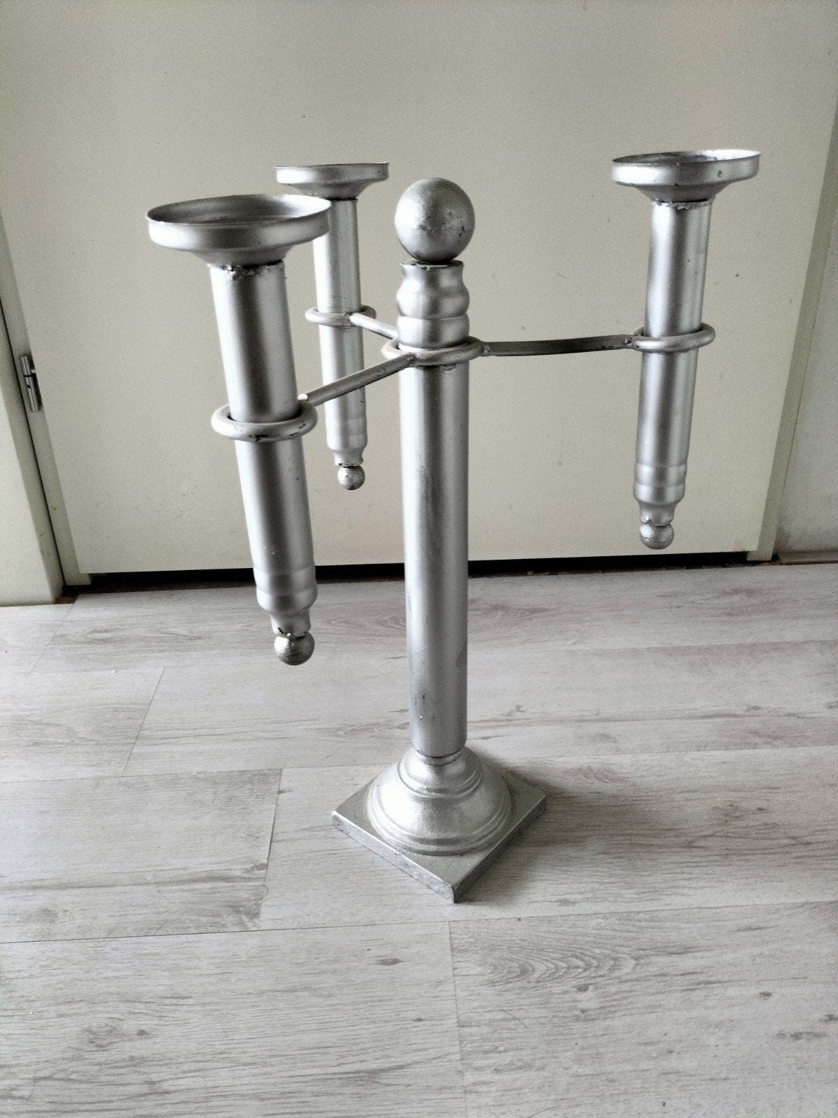 Zilverkleurige kandelaar met drie armen,2 stuks, Ophalen