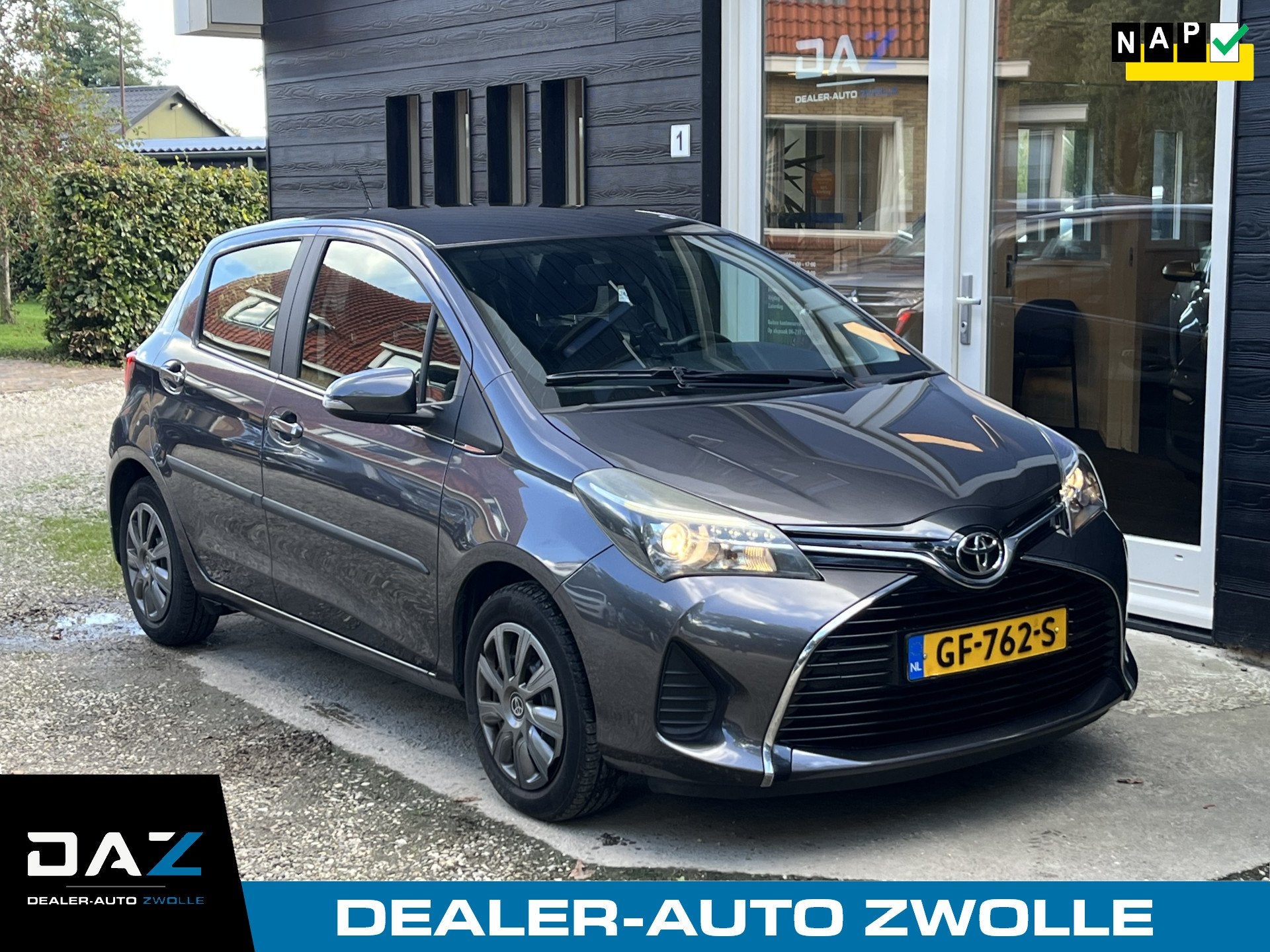 Toyota Yaris 1.3 VVT-i Style Ecc/Navi/Camera/Trekhaak, Auto's, Euro 5, 4 cilinders, Bedrijf, Handgeschakeld
