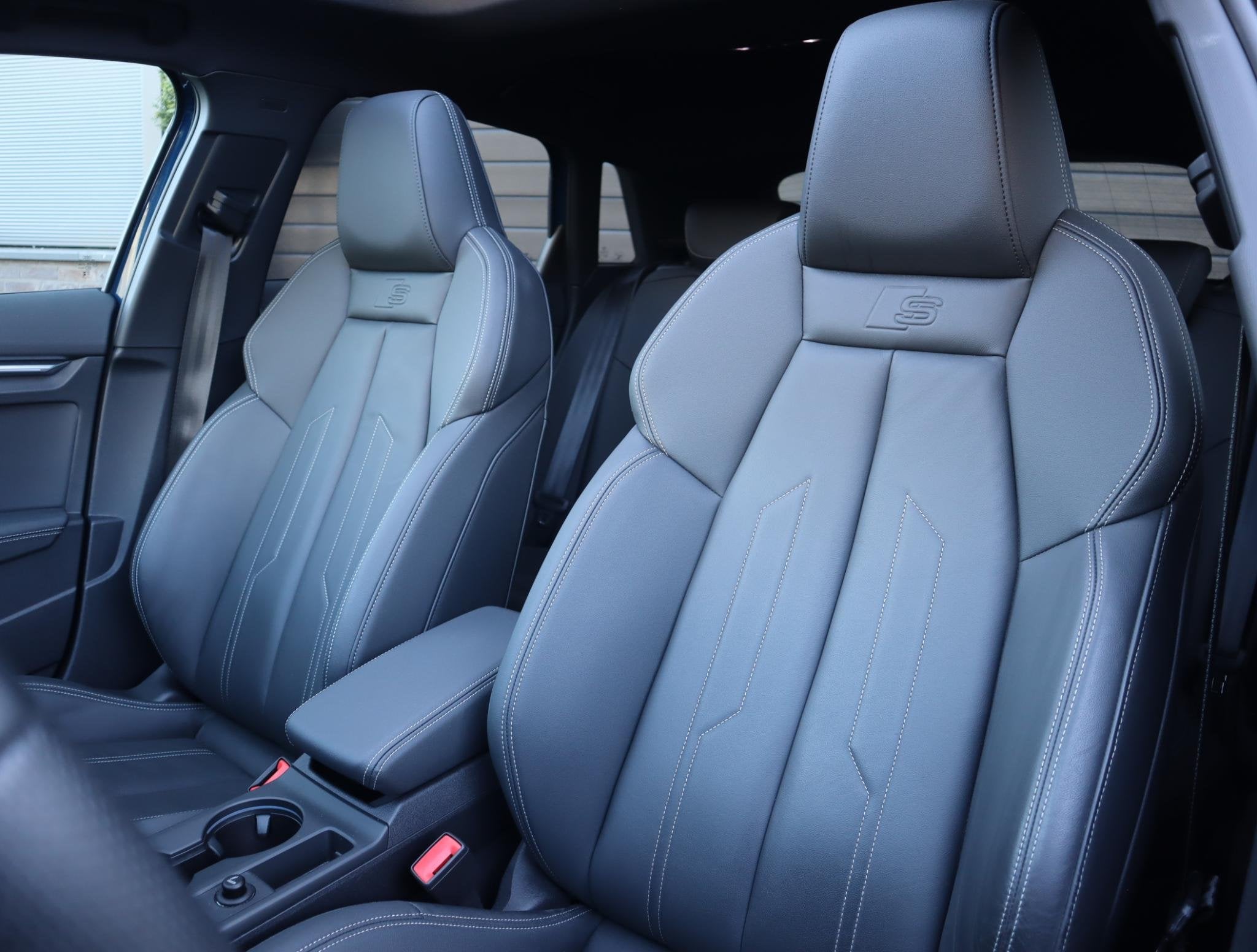 Audi A3 Sportback 35 TFSI S edition | Pano | Sportstoelen en, 1300 kg, 4 cilinders, Blauw, Leder