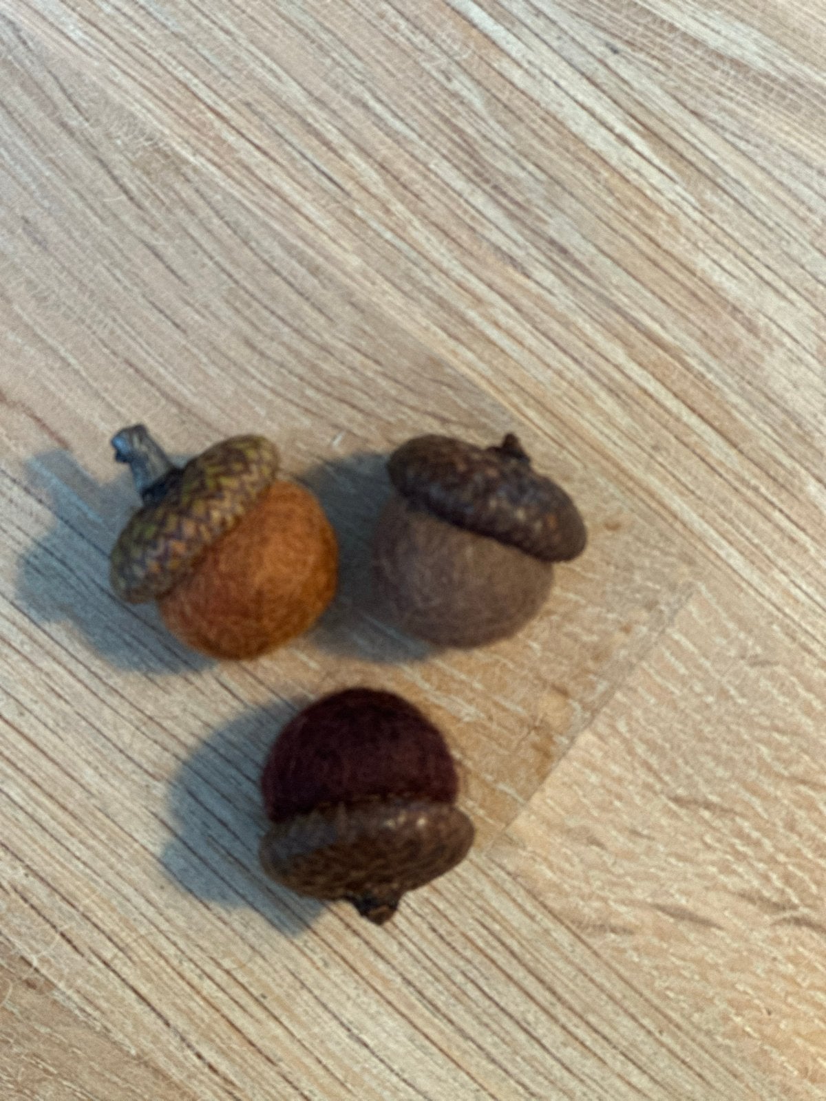 Decoratieve vilten eikeltjes - set van 3 herfst antroposofie, Hobby en Vrije tijd, Ophalen of Verzenden, Nieuw, Figuurtje(s), Wolvilt