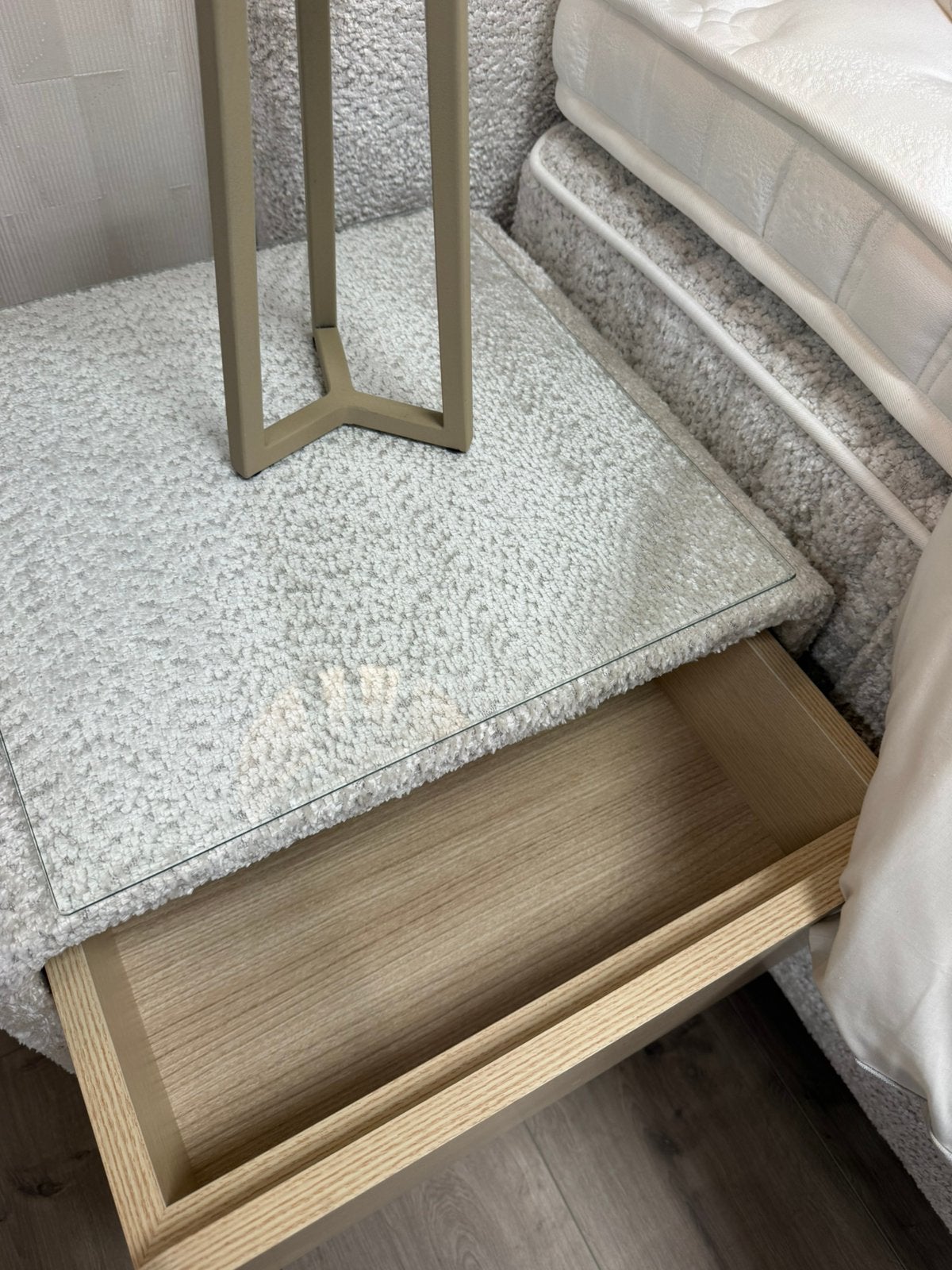 Foto 6 van Luxe Serta Boxspring Ibiza Met Nachtkastje en Bedbank