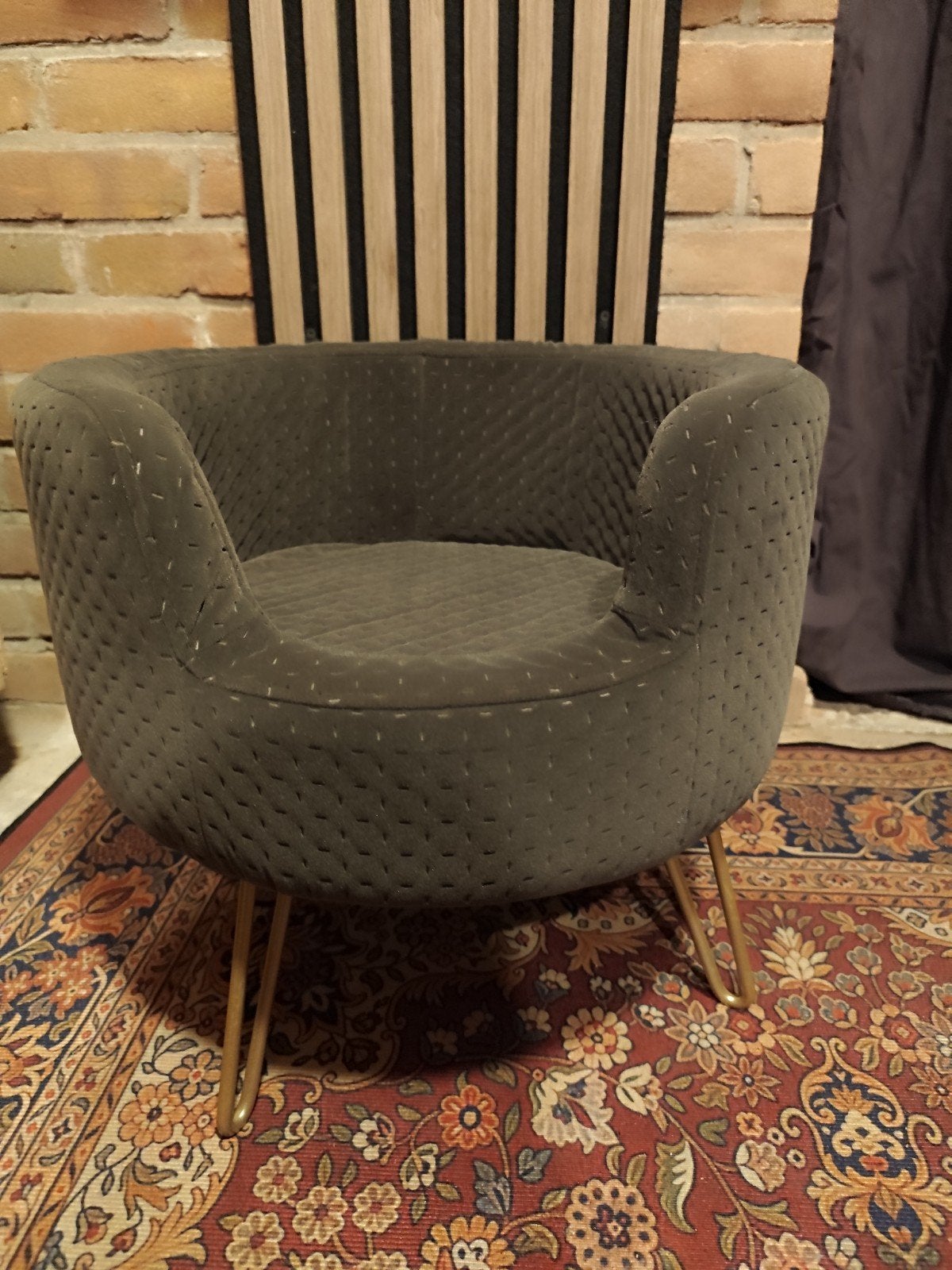 grijze fauteuil met gouden poten voor hond of kat, Huis en Inrichting, Minder dan 50 cm, Gebruikt, Minder dan 75 cm, Modern, Elegant