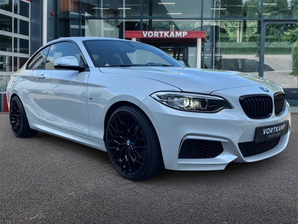 Bmw 2-SERIE 218i M-PAKKET NAVI/LEDER/CRUISE/PDC/STOELVERW, Auto's, BMW, 680 kg, Met garantie (alle), 4 stoelen, Wit