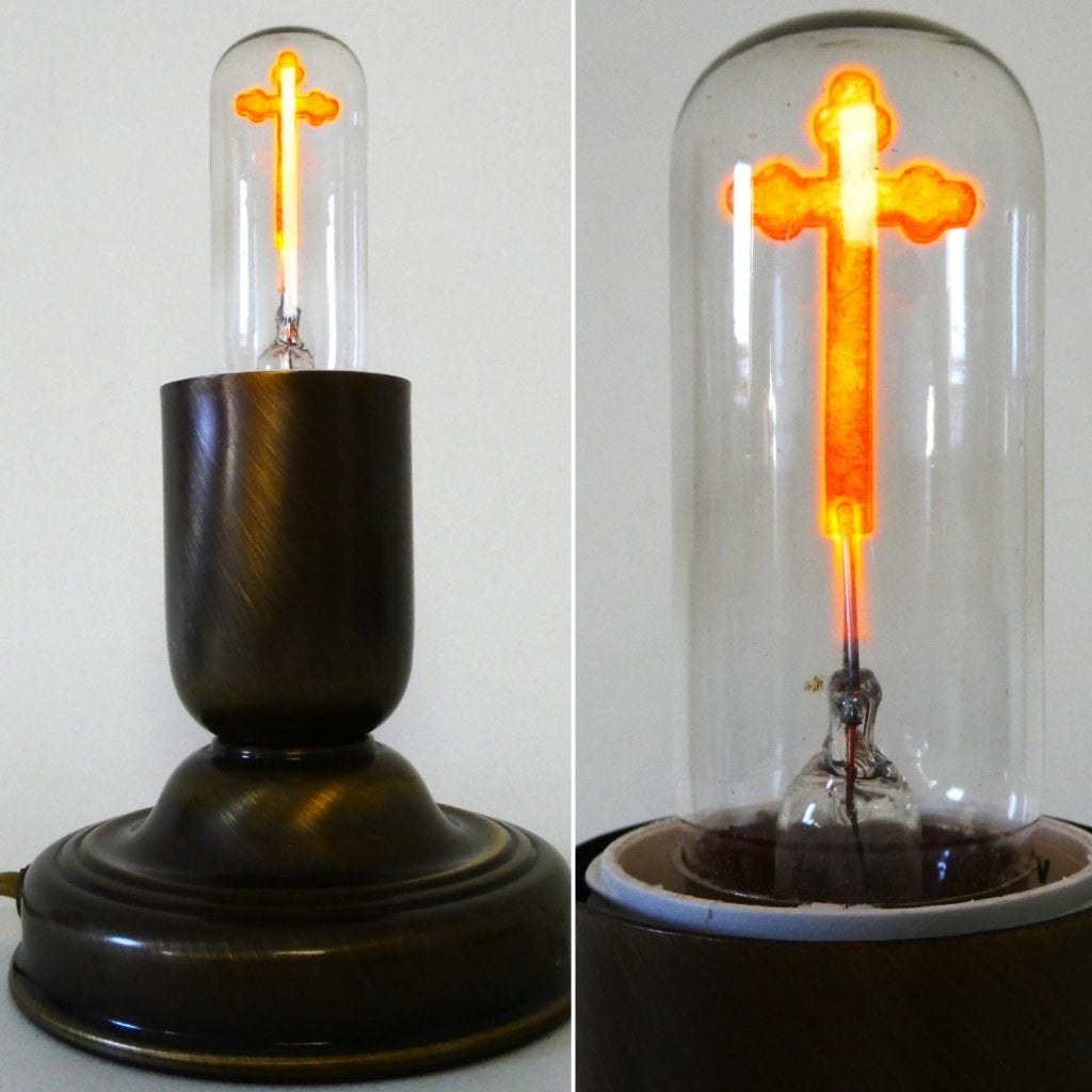 Tafellamp crucifix lamp op messing voet tafellamp kruis lamp, Antiek en Kunst, Antiek | Religie, Ophalen of Verzenden