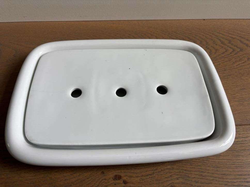 Witte Keramische Rechthoekige Schaal met Gaten, Huis en Inrichting, Porselein of Keramiek, Schaal, Ophalen of Verzenden, Zo goed als nieuw