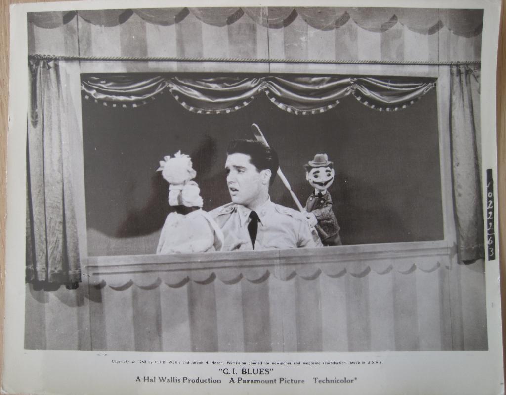 2 Originele filmfoto's Elvis Presley - G I Blues, Ophalen of Verzenden, Foto of Kaart