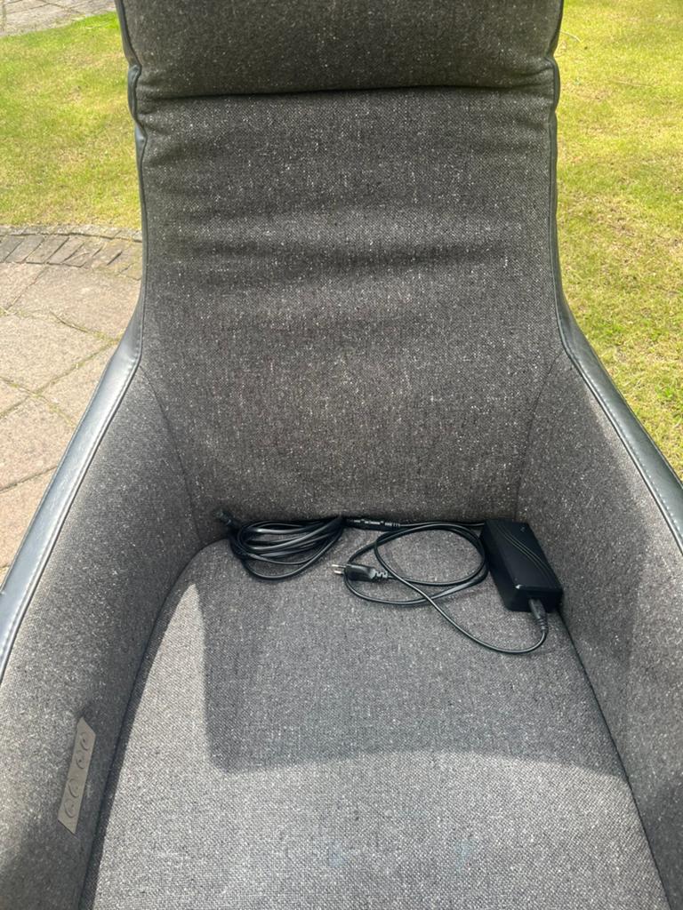 Comfortabele grijze fauteuil met relaxfunctie, Huis en Inrichting, Stoelen, Gebruikt, Eén, Leer, Grijs, Ophalen