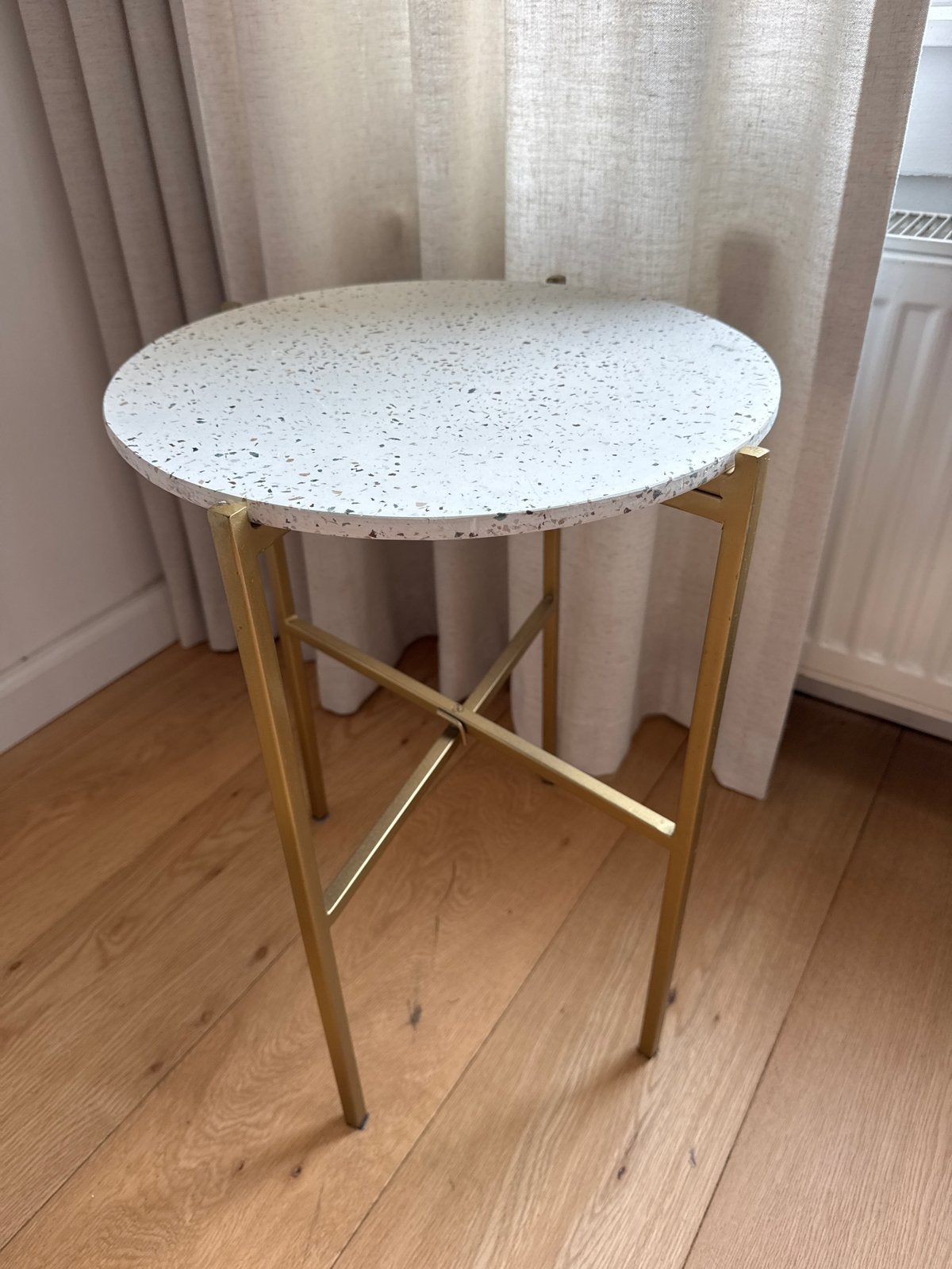 Ronde bijzettafel met terrazzo blad en gouden onderstel, Overige materialen, Minder dan 55 cm, Rond, Zo goed als nieuw
