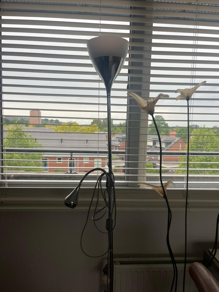 Moderne vloerlampen met leeslamp en decoratieve vogels, Huis en Inrichting, Lampen | Vloerlampen, Ophalen, Gebruikt, Metaal, 150 tot 200 cm