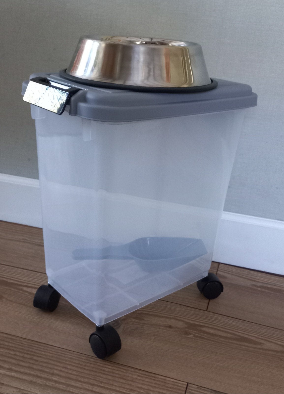 te koop voerbak met schep op wieletjes plus voerschep ., Dieren en Toebehoren, Ophalen of Verzenden, Nieuw