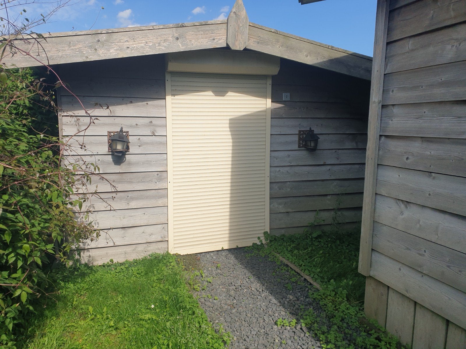 Tuinhuis met geïntegreerd houthok en elektrische roldeur, Ophalen, Tuinhuis, 250 tot 500 cm, Zonder ramen