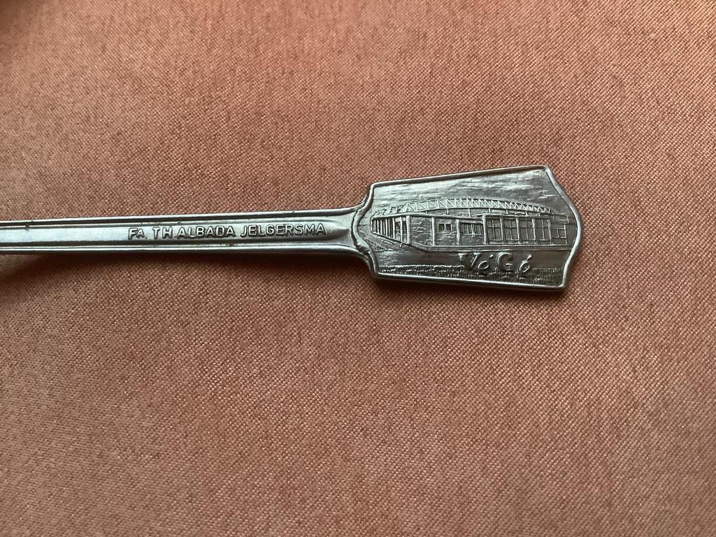 Vintage VéGé theelepeltje met filiaalafbeelding, Antiek en Kunst, Antiek | Bestek, Ophalen of Verzenden