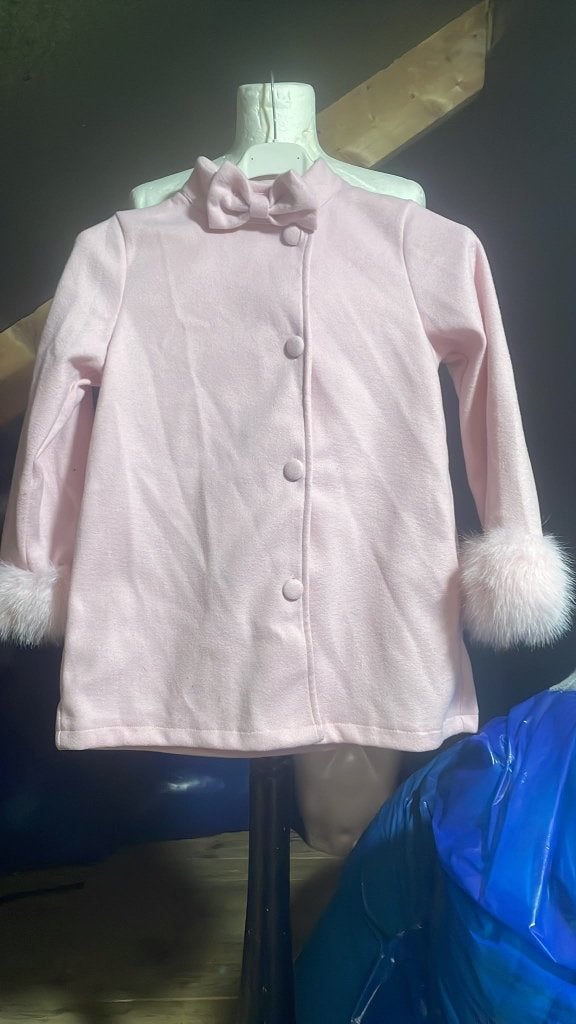 Nieuw! Roze Meisjesjas met Strik en Zacht Bont - Maat 130, Ophalen of Verzenden, Nieuw, Meisje, Trui of Vest