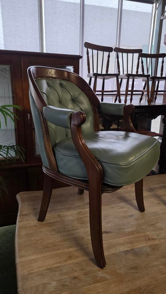 Twee Notenhouten Chesterfield Lederen Stoelen, Ophalen