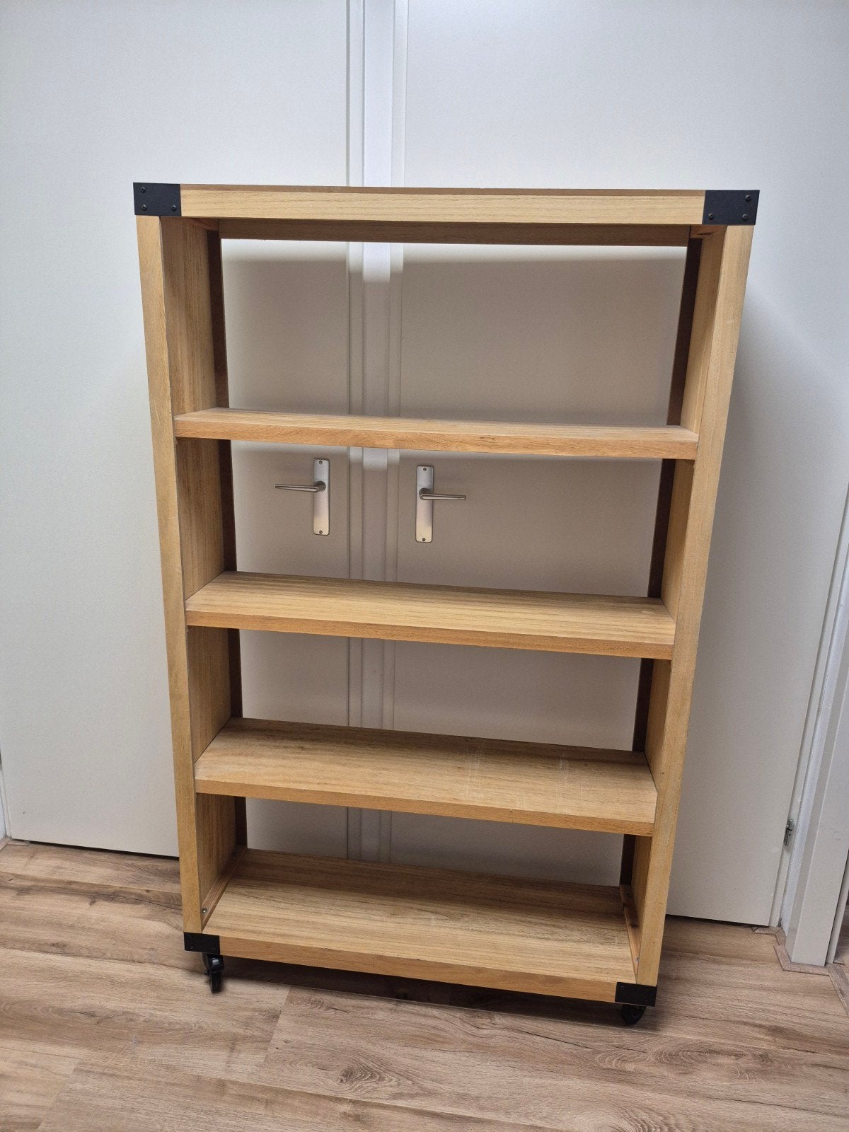 Houten decoratieve stellingkast op wieltjes 163,5x100x30,5cm, Ophalen, Gebruikt