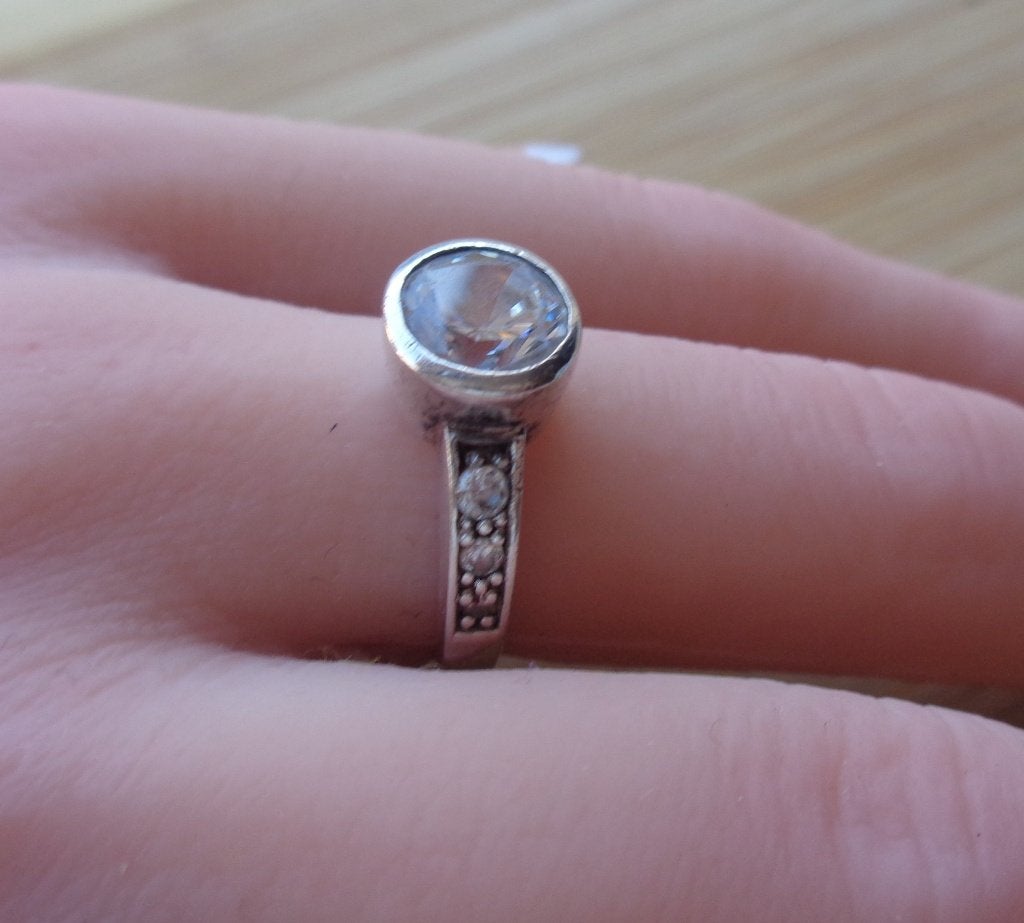 zilveren ring met heldere stenen [437], Verzenden, Zo goed als nieuw, 17 tot 18, Dame
