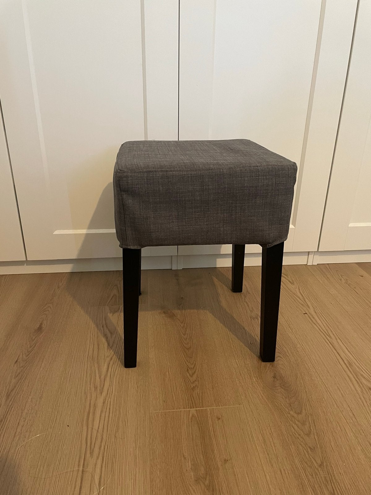 Gratis IKEA krukje - Grijs gestoffeerd, Huis en Inrichting, Krukjes, Ophalen, Gebruikt, Overige materialen