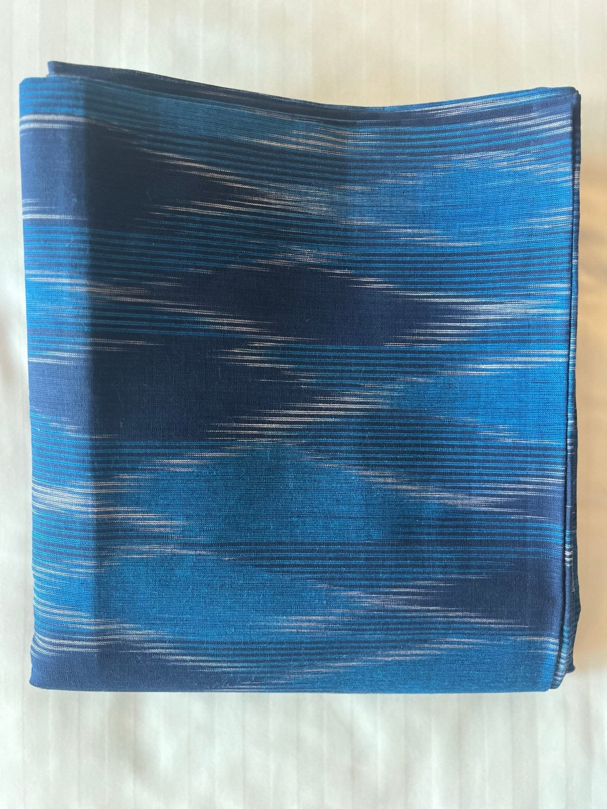 Ikat Katoenstof in Blauwtinten - Nieuw, Blauw, Ophalen of Verzenden, 30 tot 120 cm, Katoen