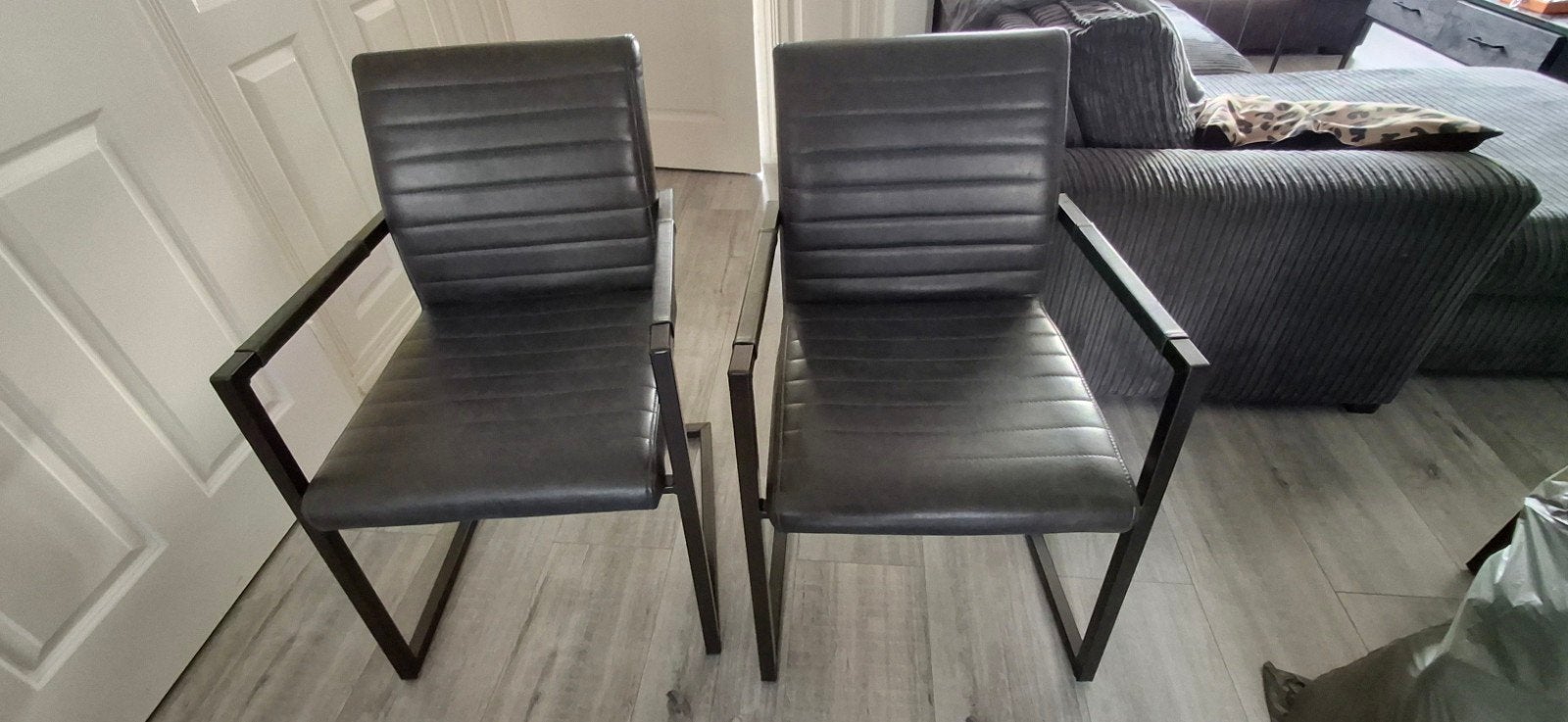 Twee comfortabele eetkamerstoelen met armleuning, Ophalen, Gebruikt, Twee
