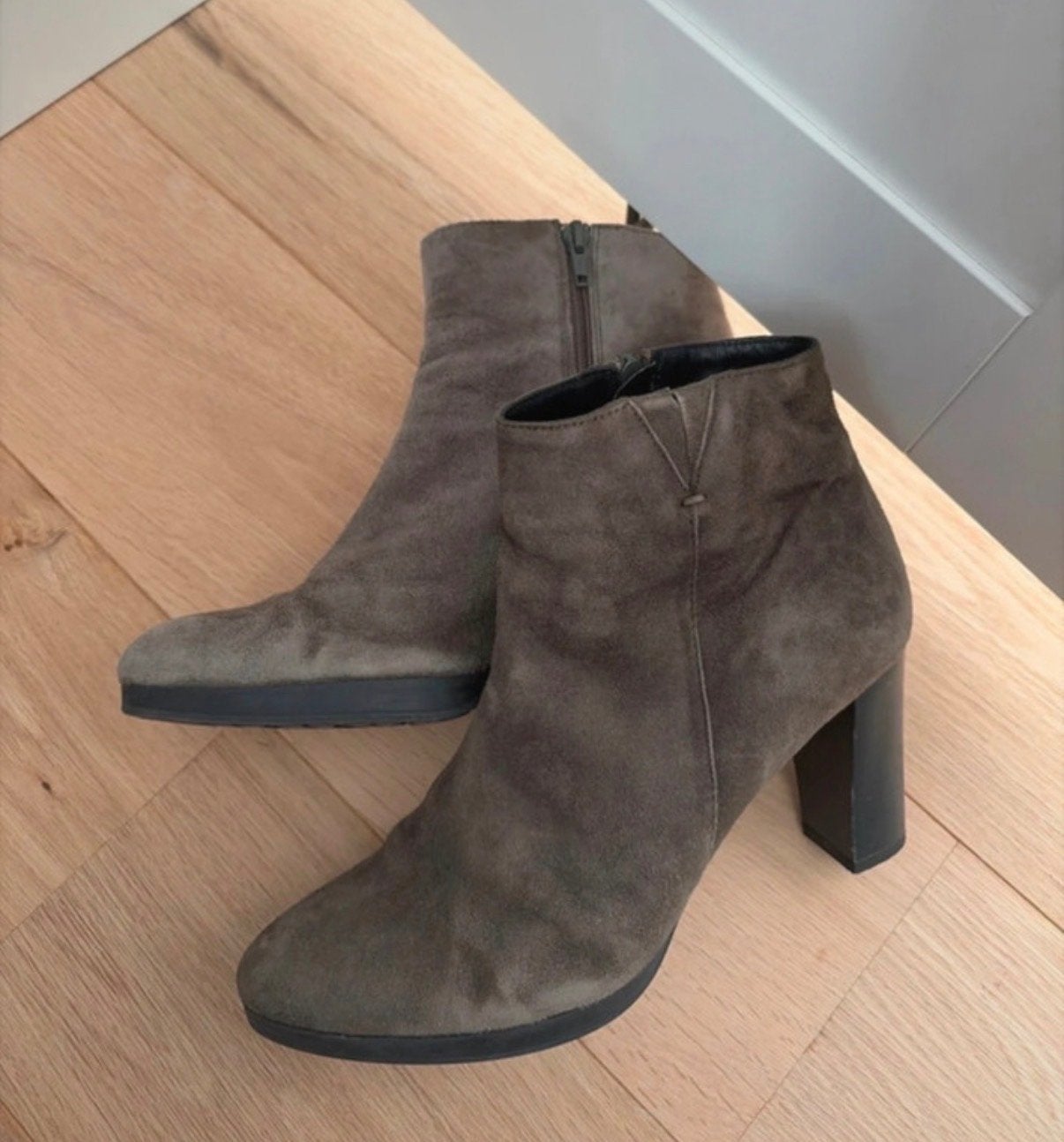 Omoda Taupe suède enkellaarsjes met hak - Maat 39, Ophalen of Verzenden, Gedragen, Overige kleuren, Lage of Enkellaarzen