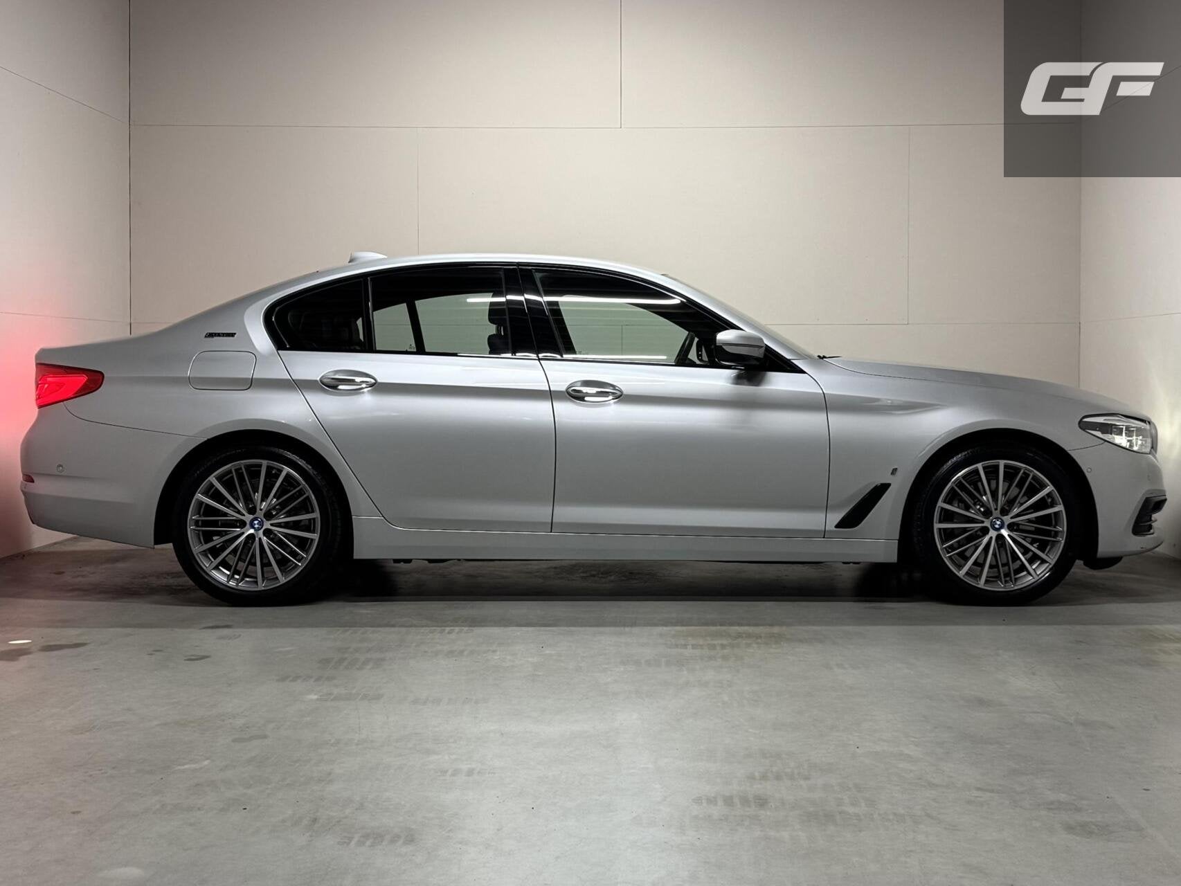 BMW 5-serie 530e iPerformance M-Sport Leer Sfeer CarPlay Mem, Auto's, Automaat, 1998 cc, Achterwielaandrijving, Gebruikt
