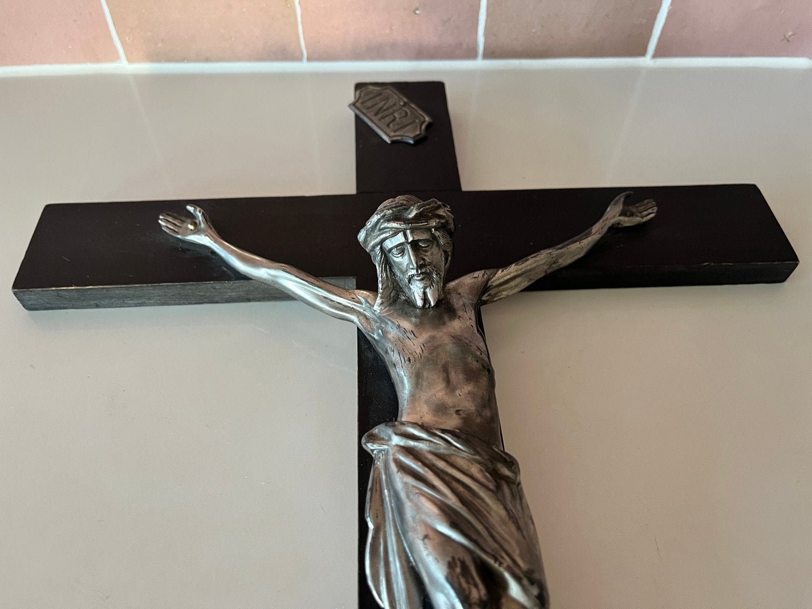 Vintage houten kruisbeeld met metalen corpus, Antiek en Kunst, Antiek | Religie, Ophalen of Verzenden