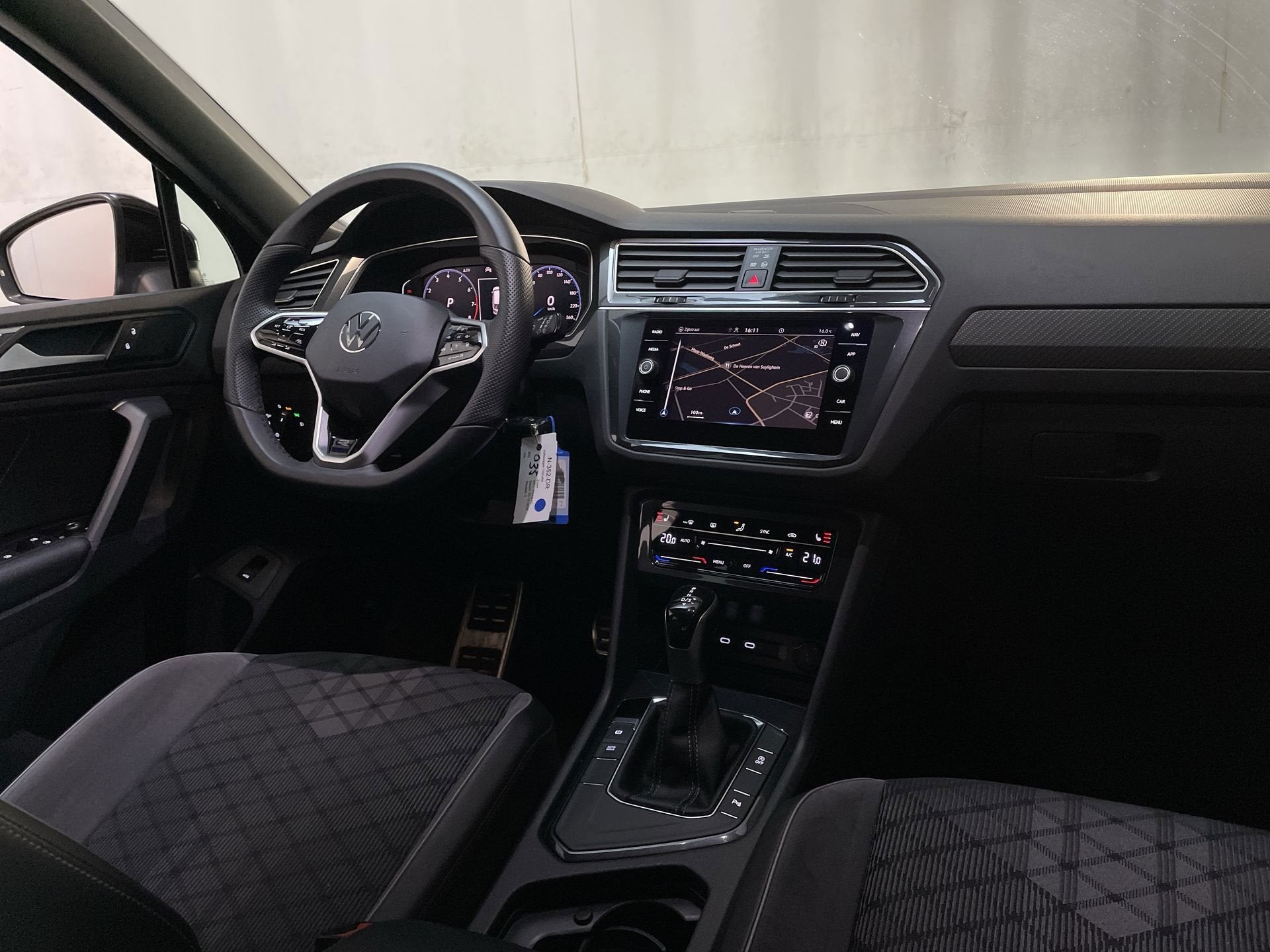 Volkswagen Tiguan 1.5 TSI 150pk DSG R-Line Business+ Camera, 1441 kg, 4 cilinders, Automatische klimaatregeling, Alcantara