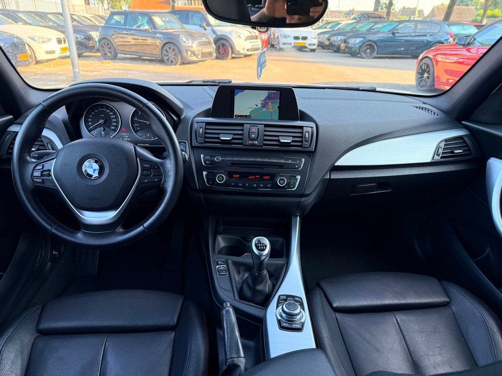BMW 1-serie 114i Upgrade Edition Sport Parelmoer Wit|Nieuwe, Auto's, 1-Serie, Euro 5, Achterwielaandrijving, Gebruikt