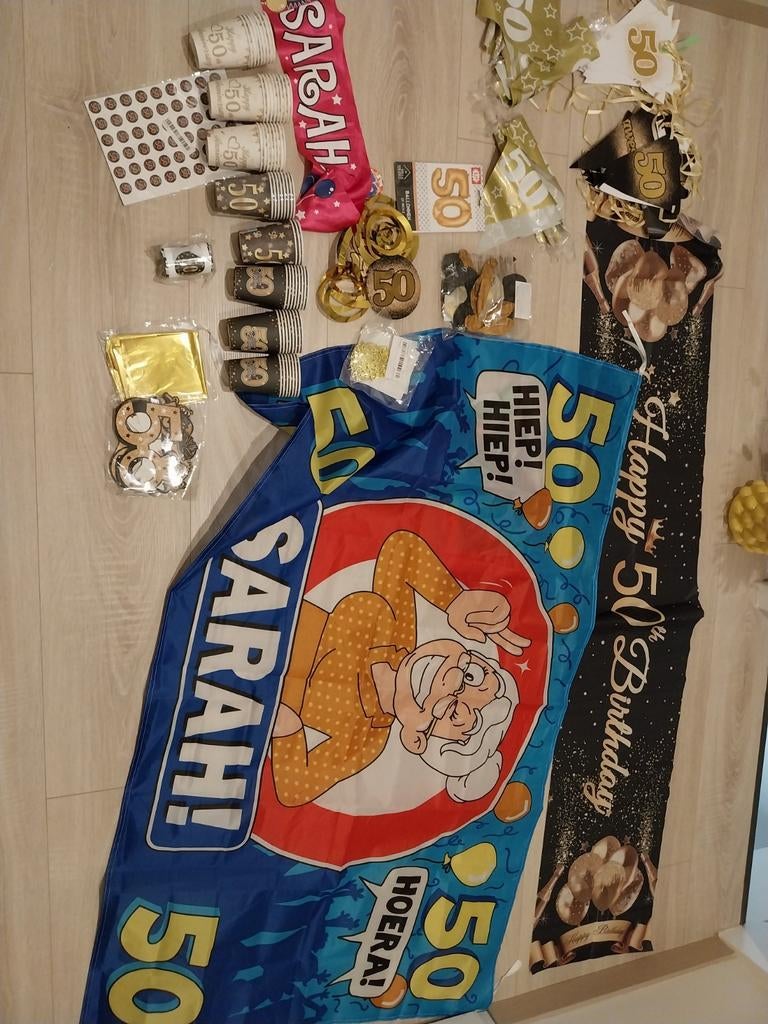 Groot Sarah 50 jaar feestpakket - gouden versiering, Hobby en Vrije tijd, Feestartikelen, Ophalen of Verzenden