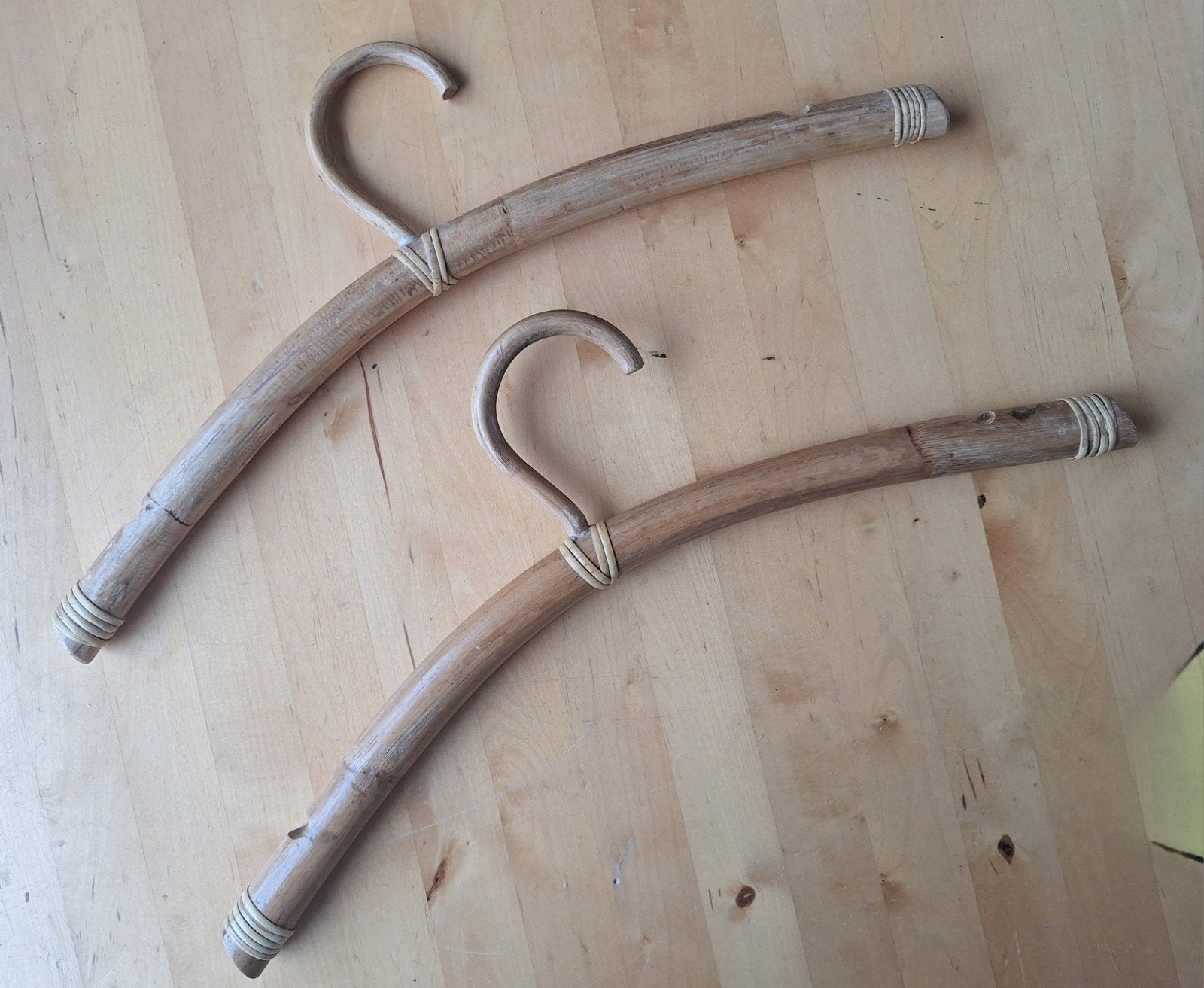 2 x bamboe kledinghangers, Ophalen of Verzenden, Zo goed als nieuw, Hout, Volwassenen