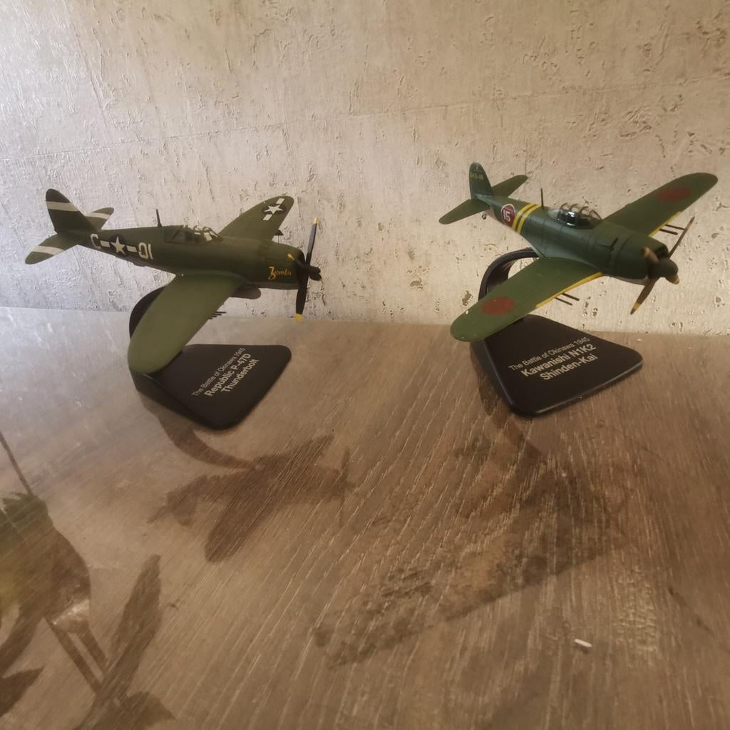 WW2 Diecast Vliegtuigen: P-47 USA & N1K2 Japan - Atlas, Overige merken, 1:72 tot 1:144, Ophalen of Verzenden, Zo goed als nieuw