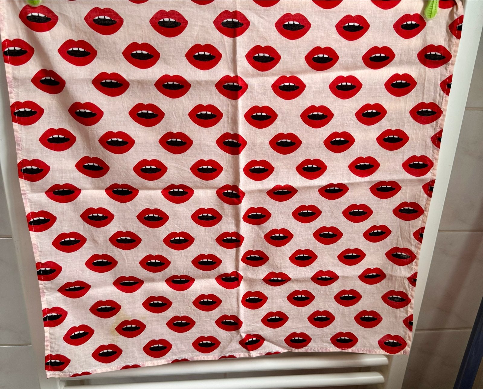 Fabienne Chapot sjaaltje 55x55cm - Lichtroze met lippenprint, Ophalen of Verzenden, Zo goed als nieuw, Sjaal