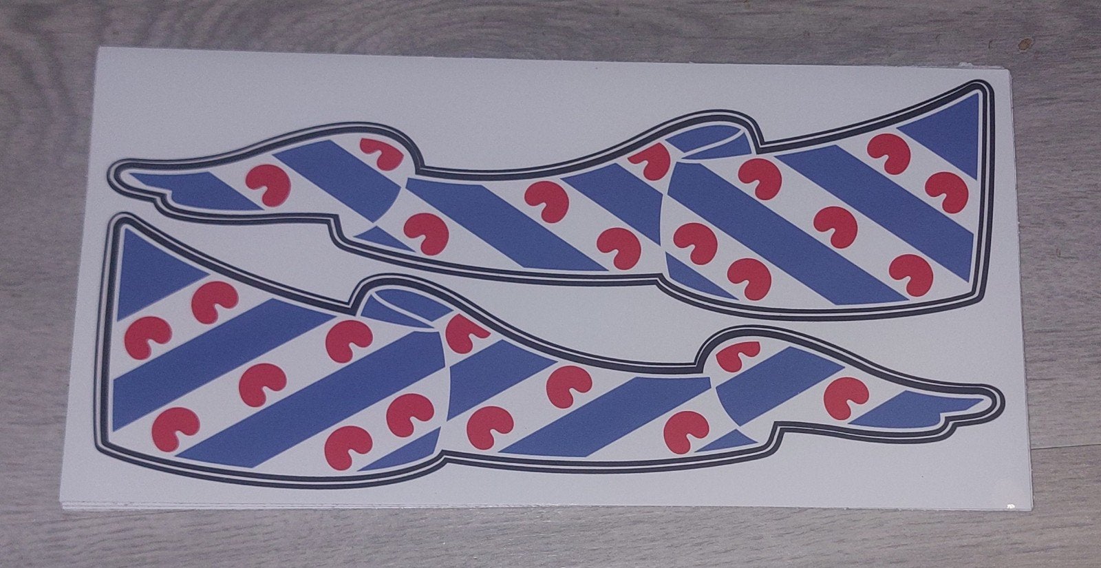 2 Friese vlag stickers 22 cm, Ophalen of Verzenden