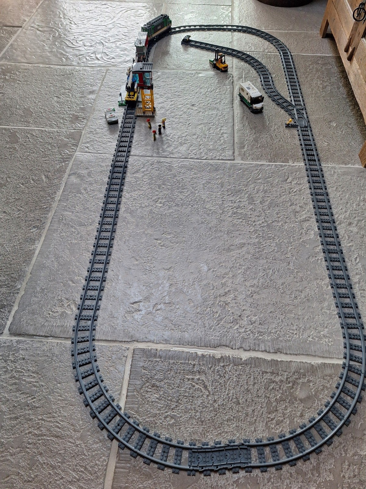 Foto 3 van LEGO City Vrachttrein 60198 met extra rails