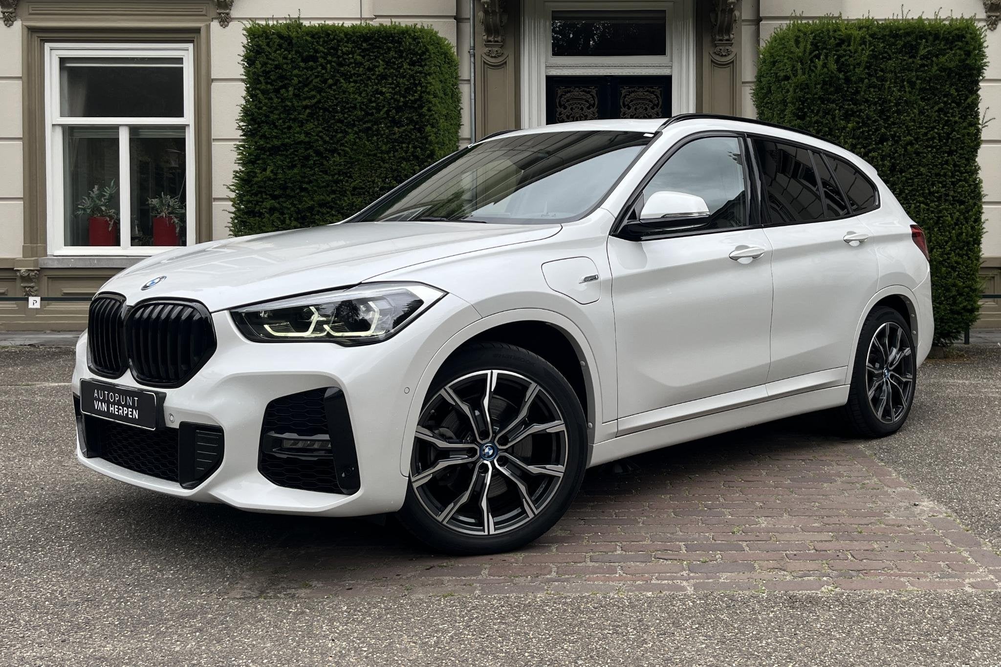 BMW X1 xDrive25e PANO | CRUISE | HIFI | CARPLAY | M-PAKKET |, Auto's, Gebruikt, 16 kWh, Plug-in hybride, Bedrijf