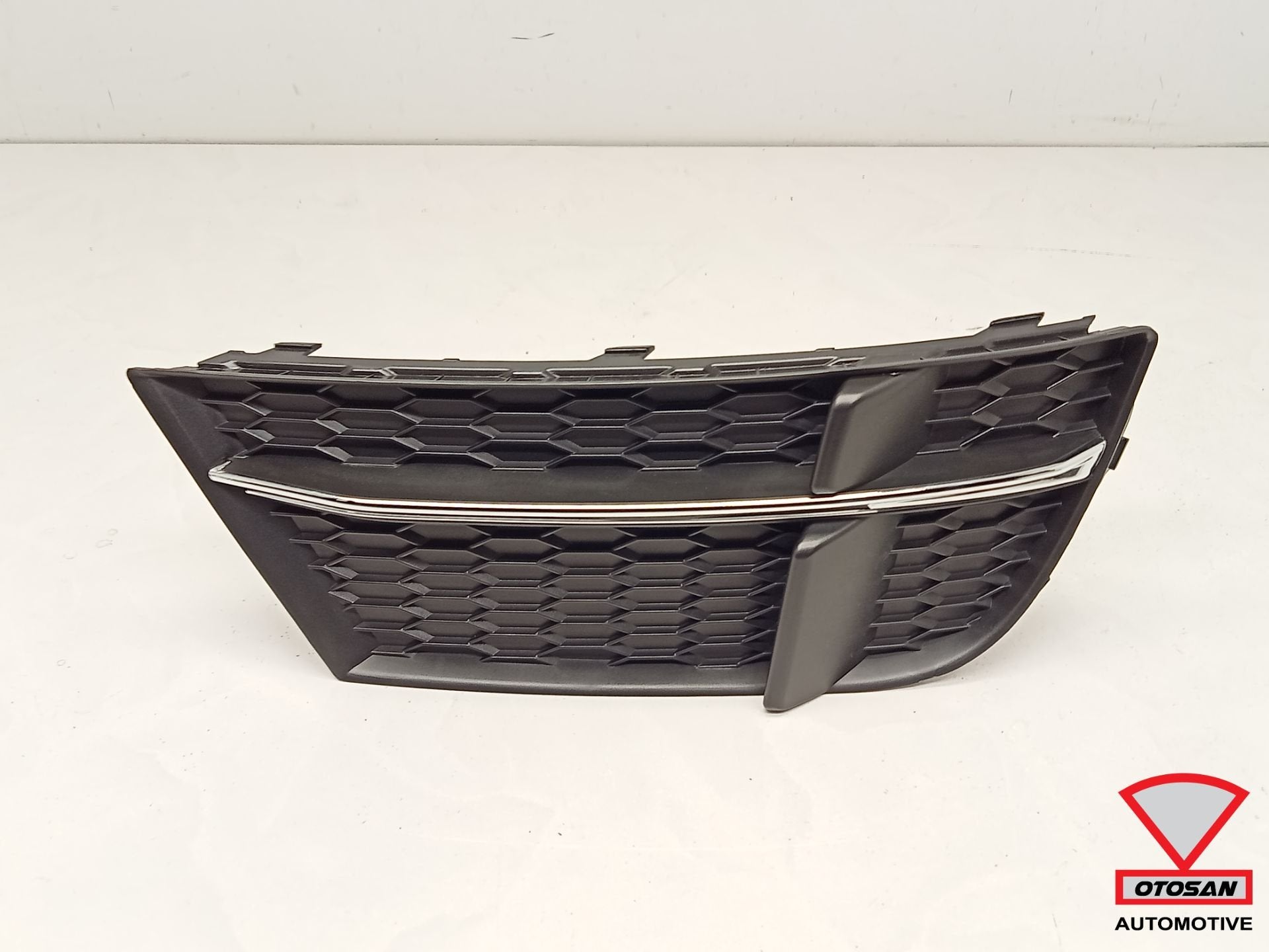 Audi A3 8V 2016+ Facelift Bumper Rooster Links 8V3807681 S-L, Gebruikt, AUDI AG, Auto-Union-Strasse 1
85045  Ingolstadt, DE, Kundenbetreuung@audi.de