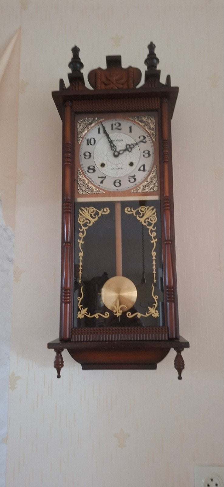 Klassieke wandklokken en een halfronde bijzettafel, Ophalen
