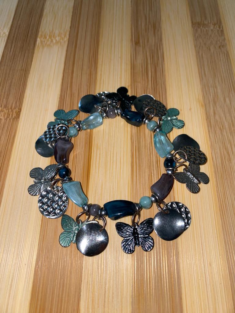Armband met bedels en kralen - Vlinders en bloemen -nieuw, Overige materialen, Blauw, Nieuw, Ophalen of Verzenden