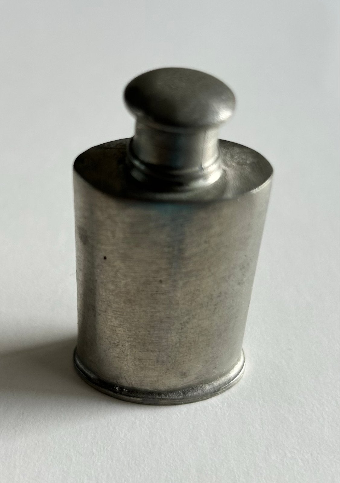 Antieke tinnen flesje met inscriptie E.P. 1846 6.5x3 cm., Antiek en Kunst, Antiek | Tin, Ophalen of Verzenden