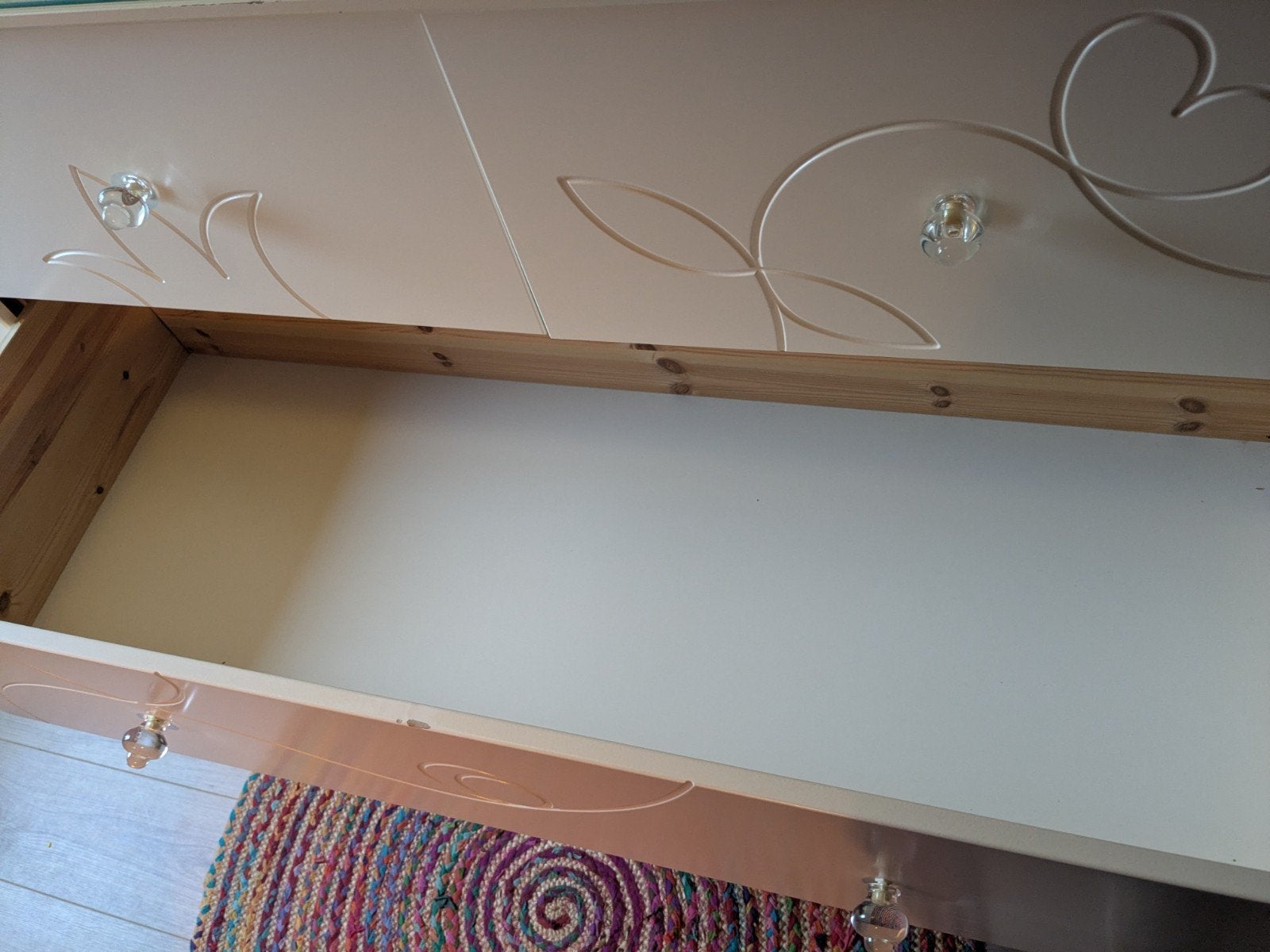 Commode met 4 laden en glazen blad - wit met bloemmotief, Ophalen, Gebruikt, 100 tot 150 cm, 100 tot 150 cm